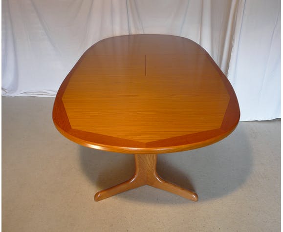 Scandinavian extendable oval table in G Plan teak