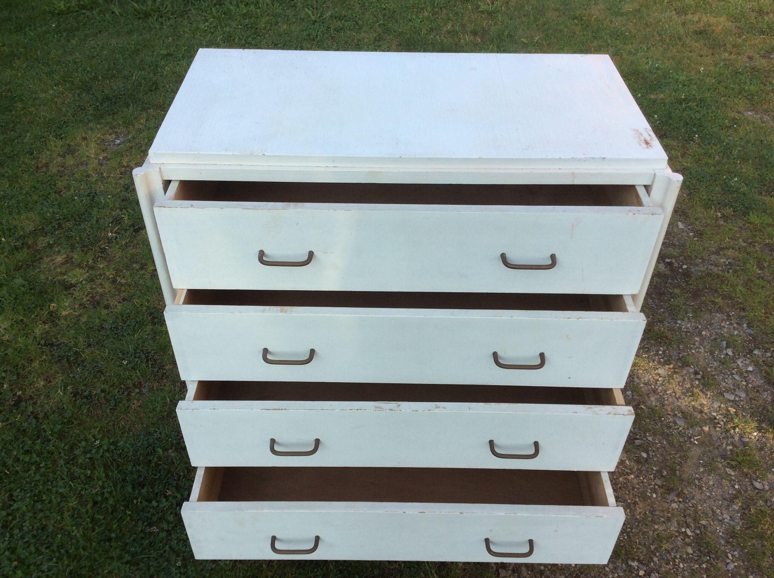 Commode vintage à pieds compas peinte en blanc