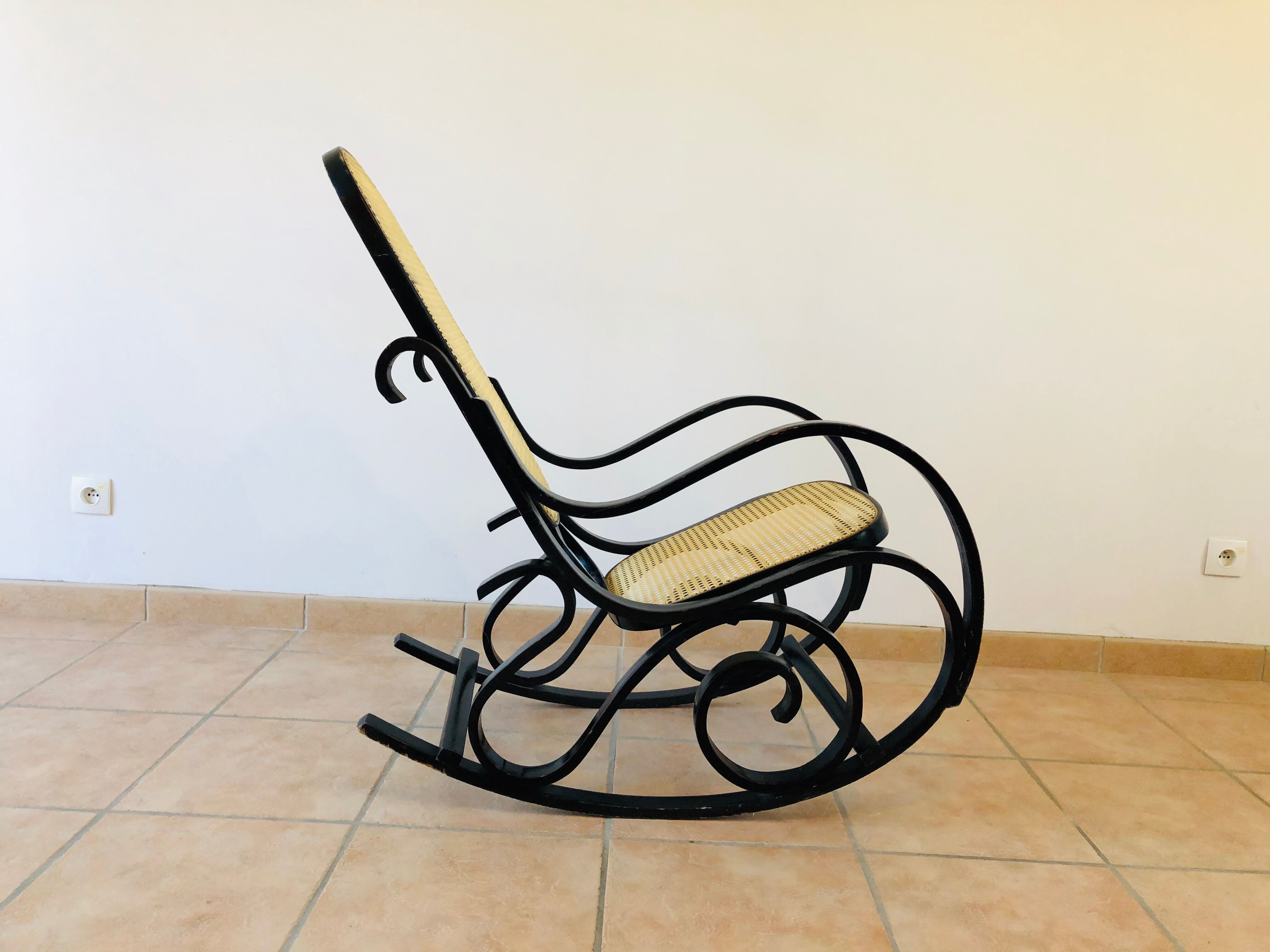 Rocking-chair vintage en bois courbé et cannage 1960