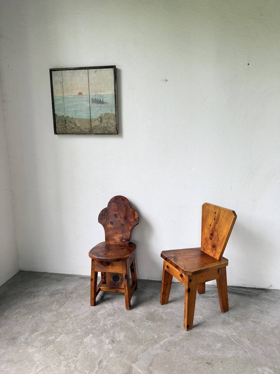 Paire de chaises brutalistes savoyardes en pin