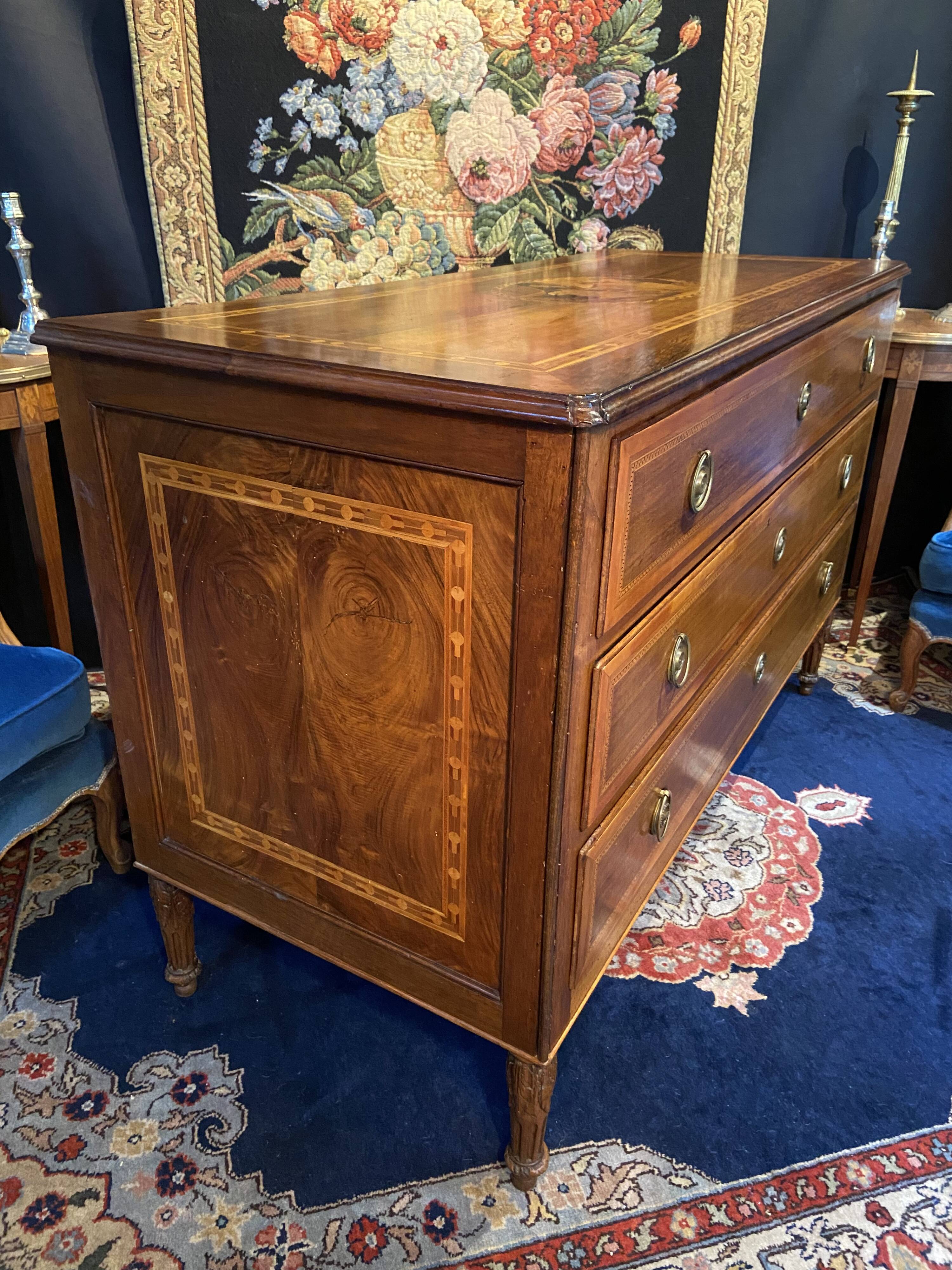 Large Louis XVI chest of drawers with 3 drawers, marquetry decoration depicting an antique scene from the late 18th century.