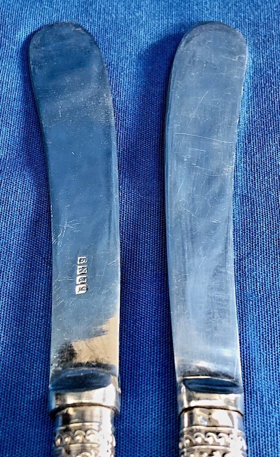 4 antique butter spreading knives in silver-plated metal and mother-of-pearl.