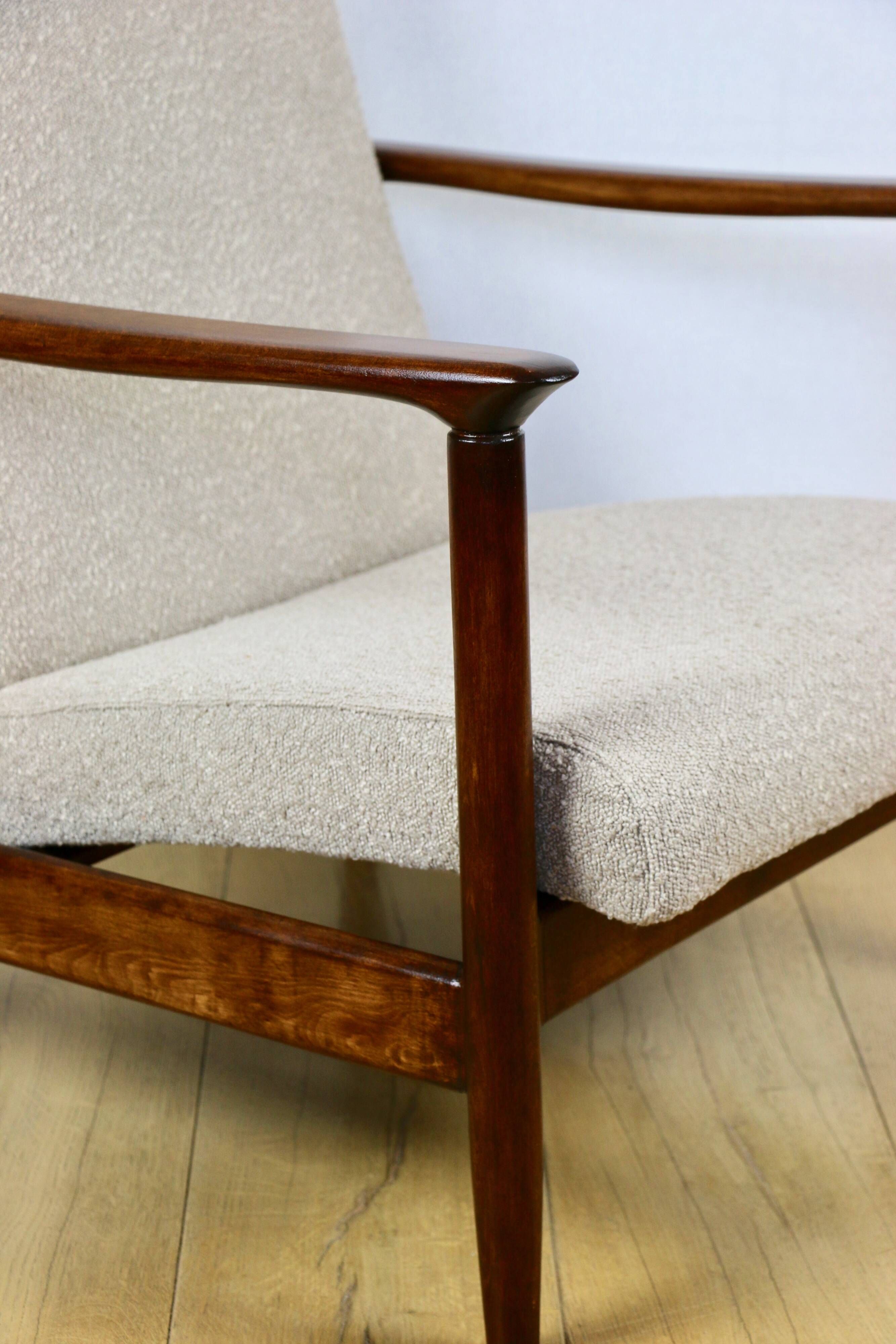 Fauteuil GFM-142, design d'Edmund Homa des années 70, en bouclé beige, bois foncé.