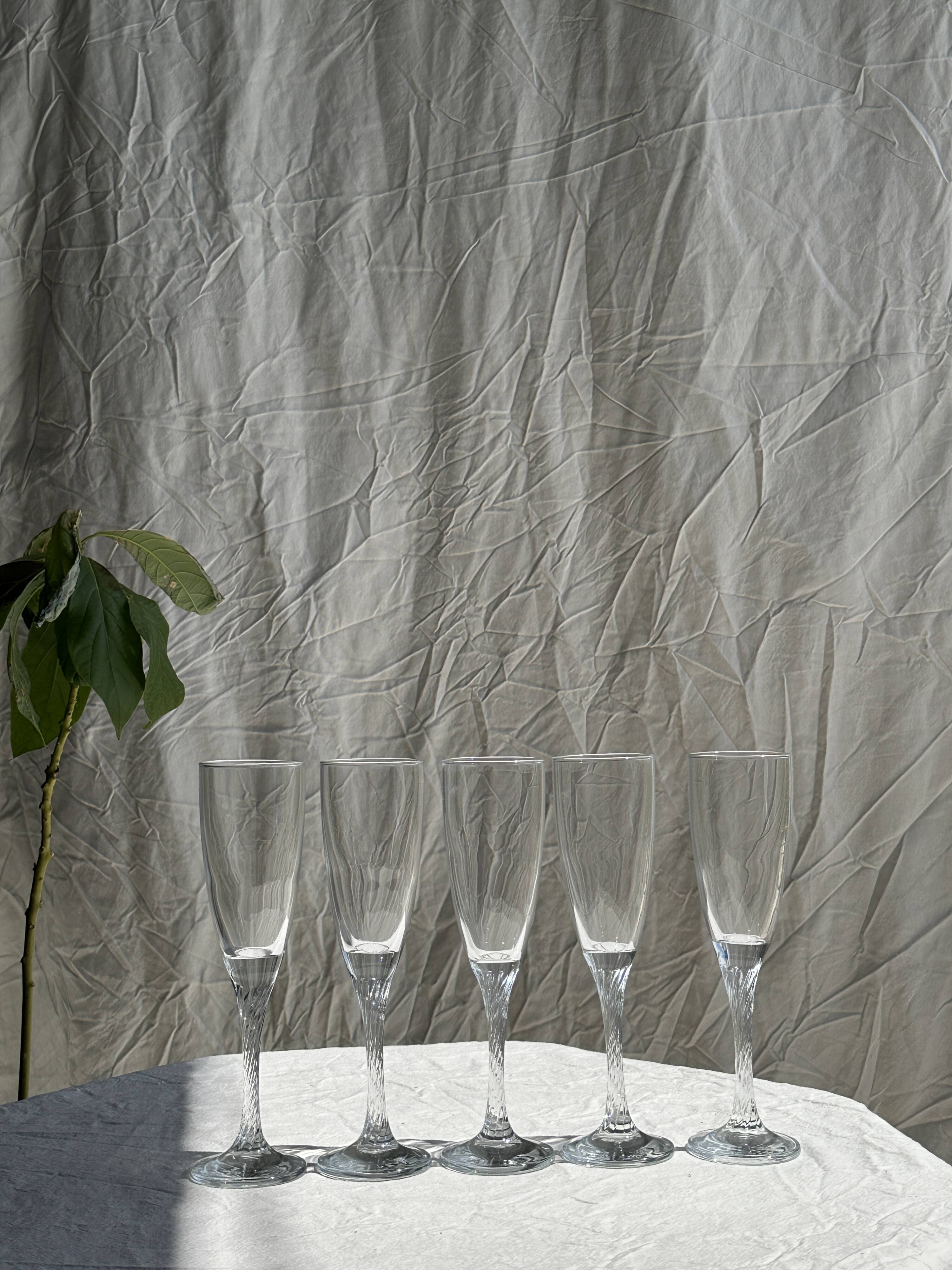 Set of 5 glass champagne flutes with twisted ribbed base