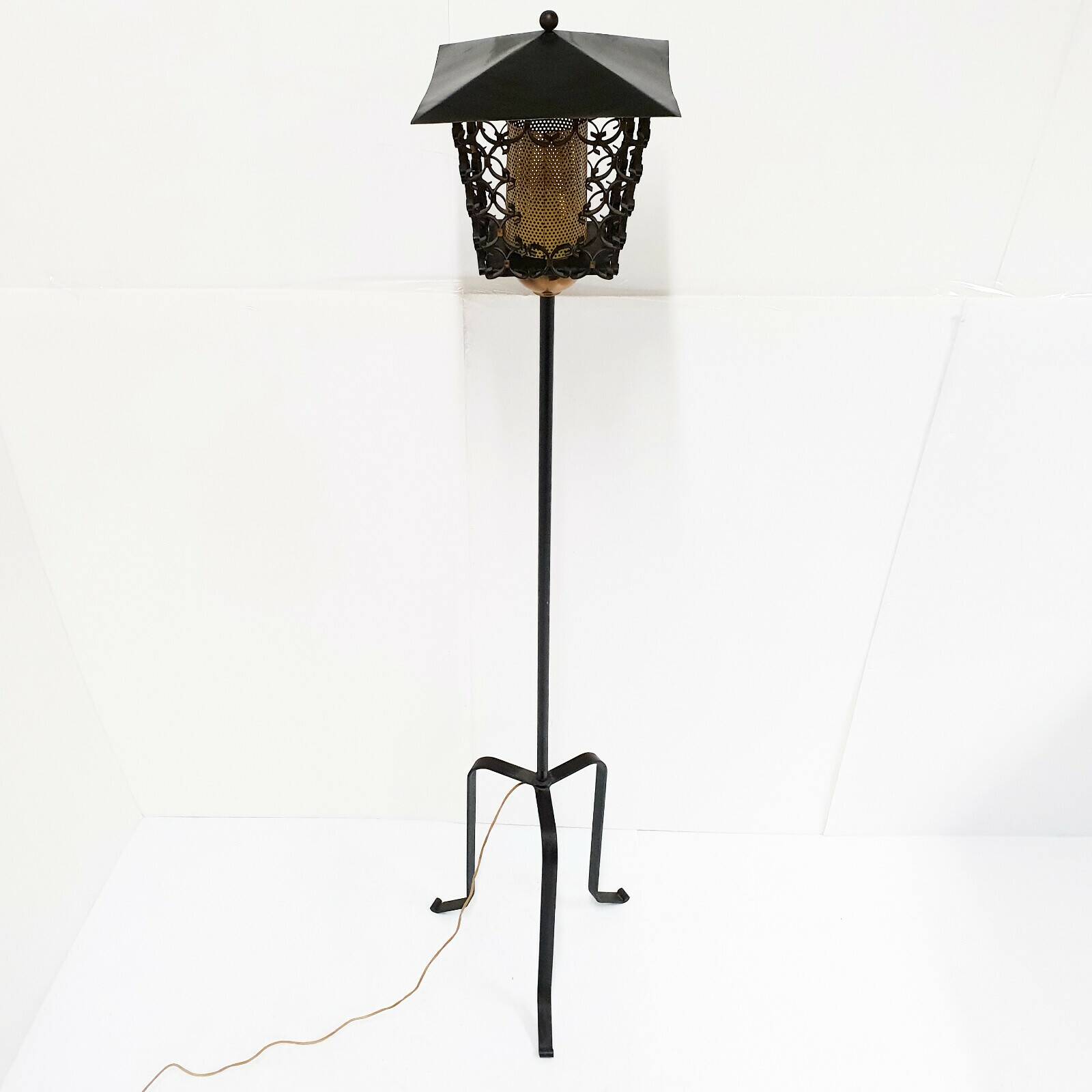 Lampadaire vintage francais tripode 1950 rockabilly metal perforee acier la