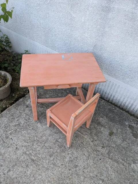 Child's desk and its chair