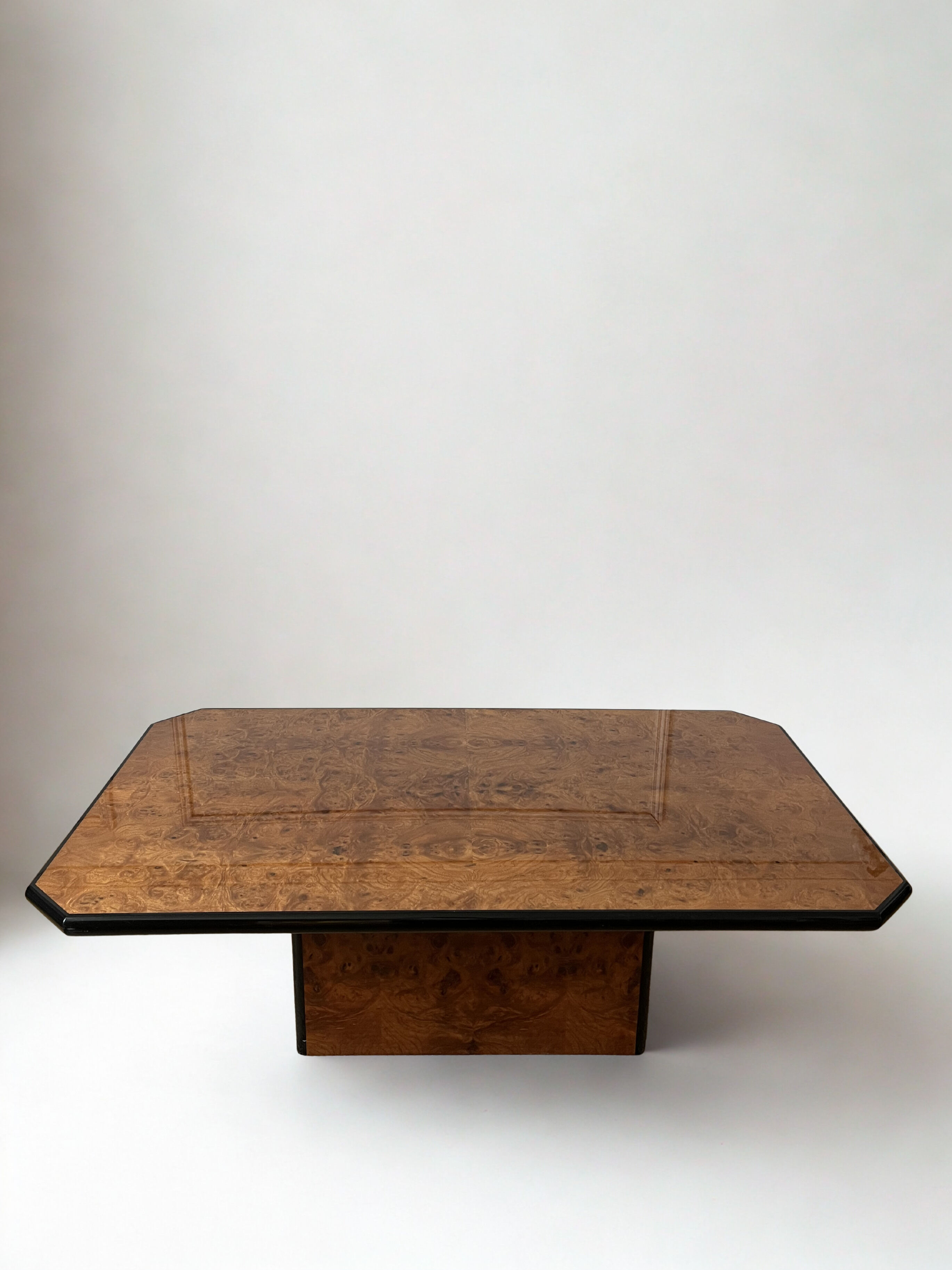 Table basse en loupe d’orme, 1970