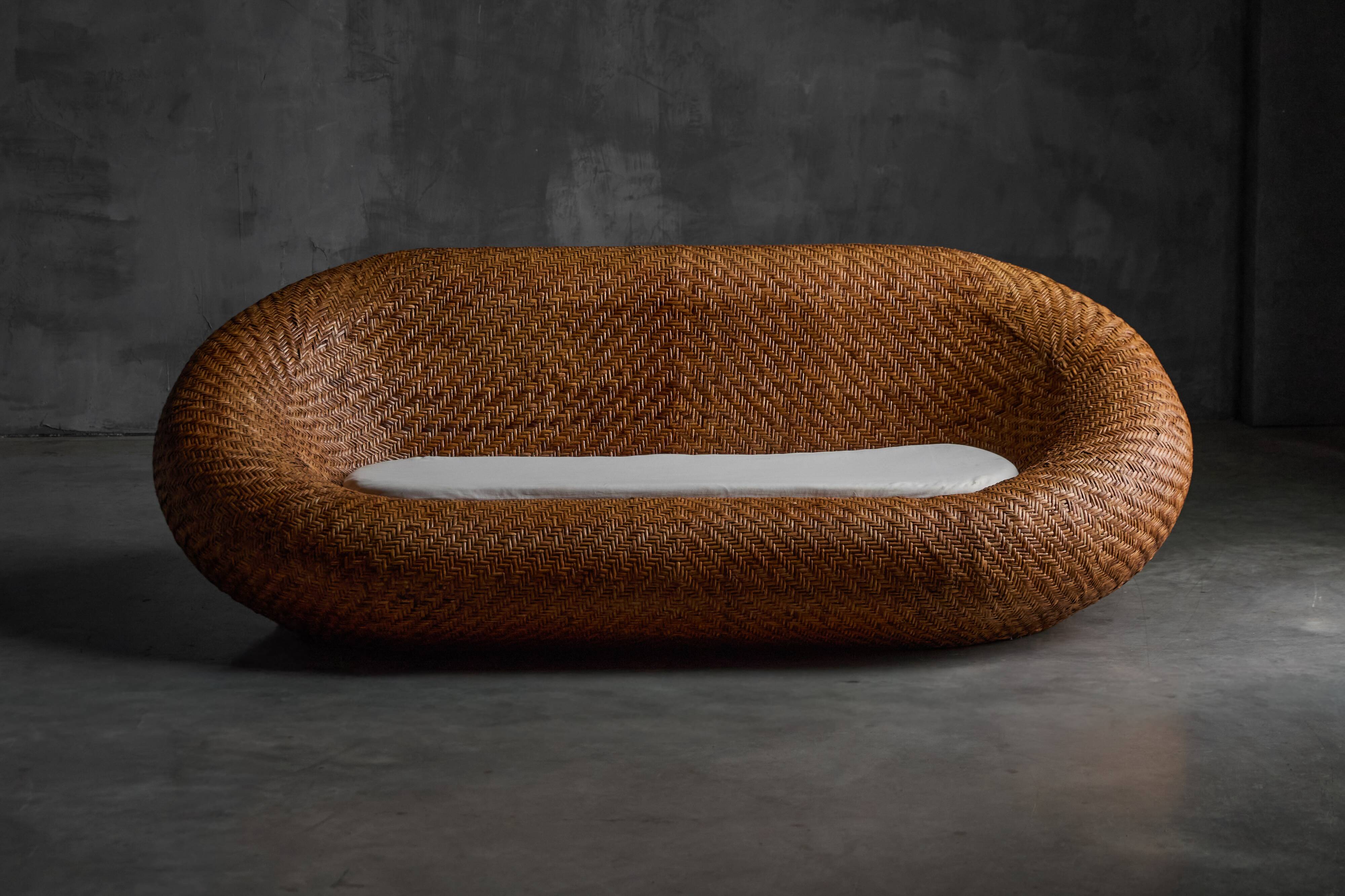 Canapé en osier tressé, style milieu du XXe siècle, France, années 1970
