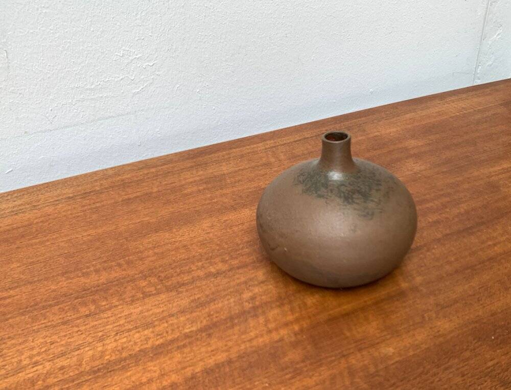 Minimalist ceramic vase from a German studio by Siegfried Gramann for Töpferhof Römhild, 1960s.