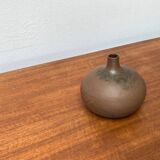 Minimalist ceramic vase from a German studio by Siegfried Gramann for Töpferhof Römhild, 1960s.