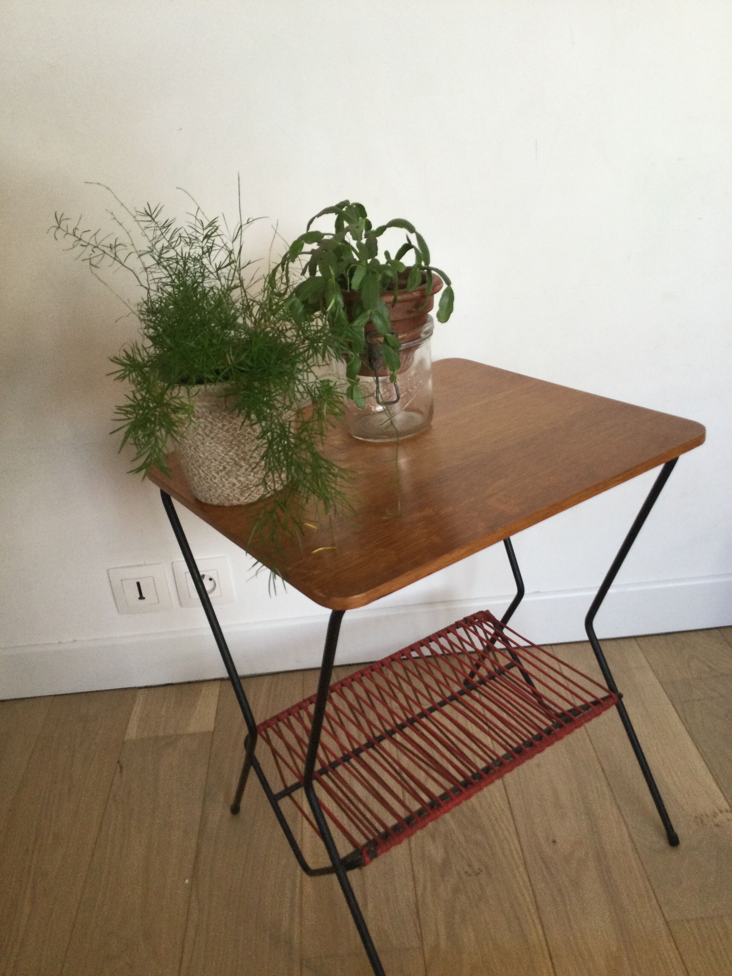 Table bois années 50 avec range vinyles et revues scoubidou