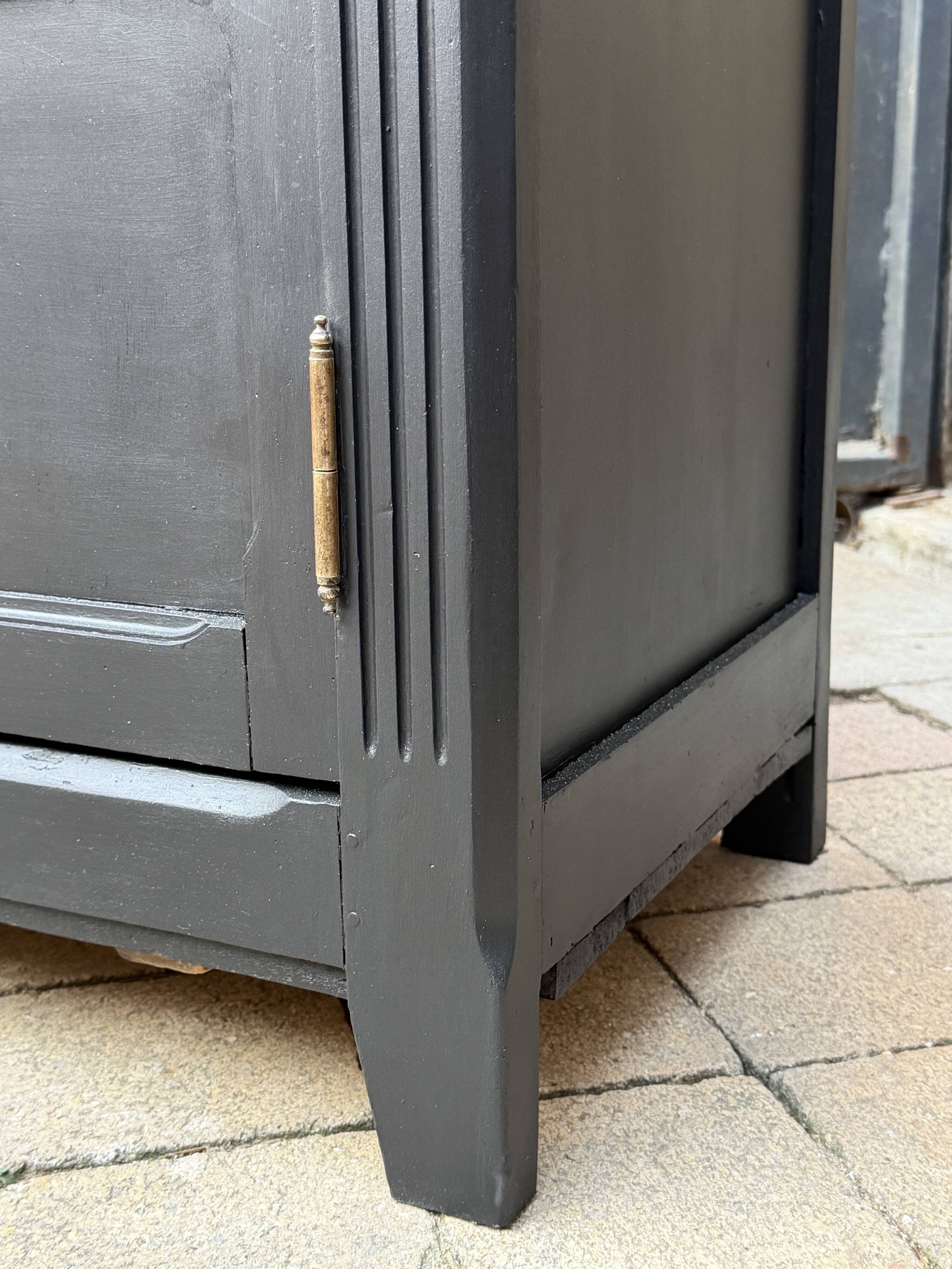 Armoire parisienne noire vitrée rénovée