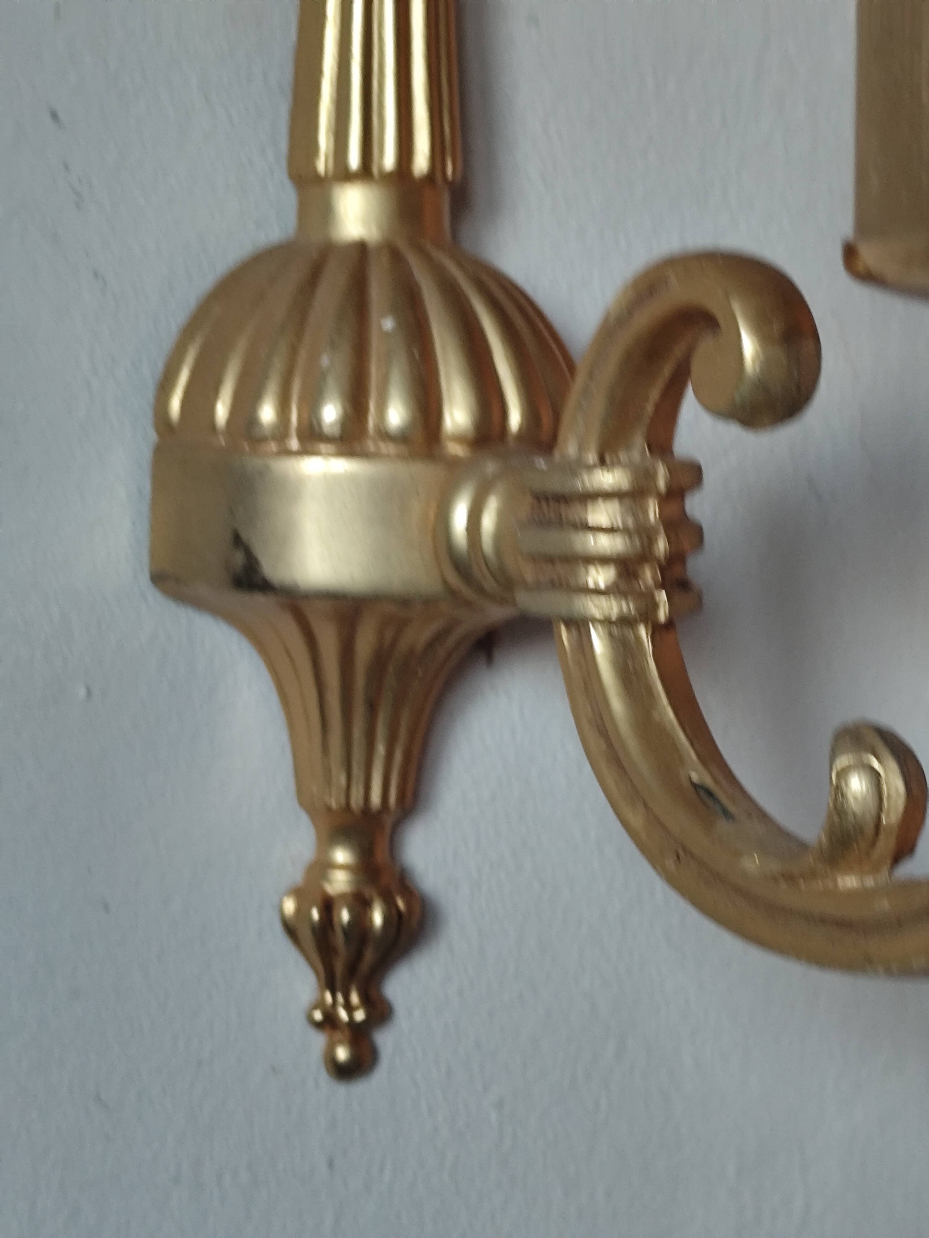 Wall lamp in brass and white opal.