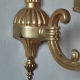 Wall lamp in brass and white opal.