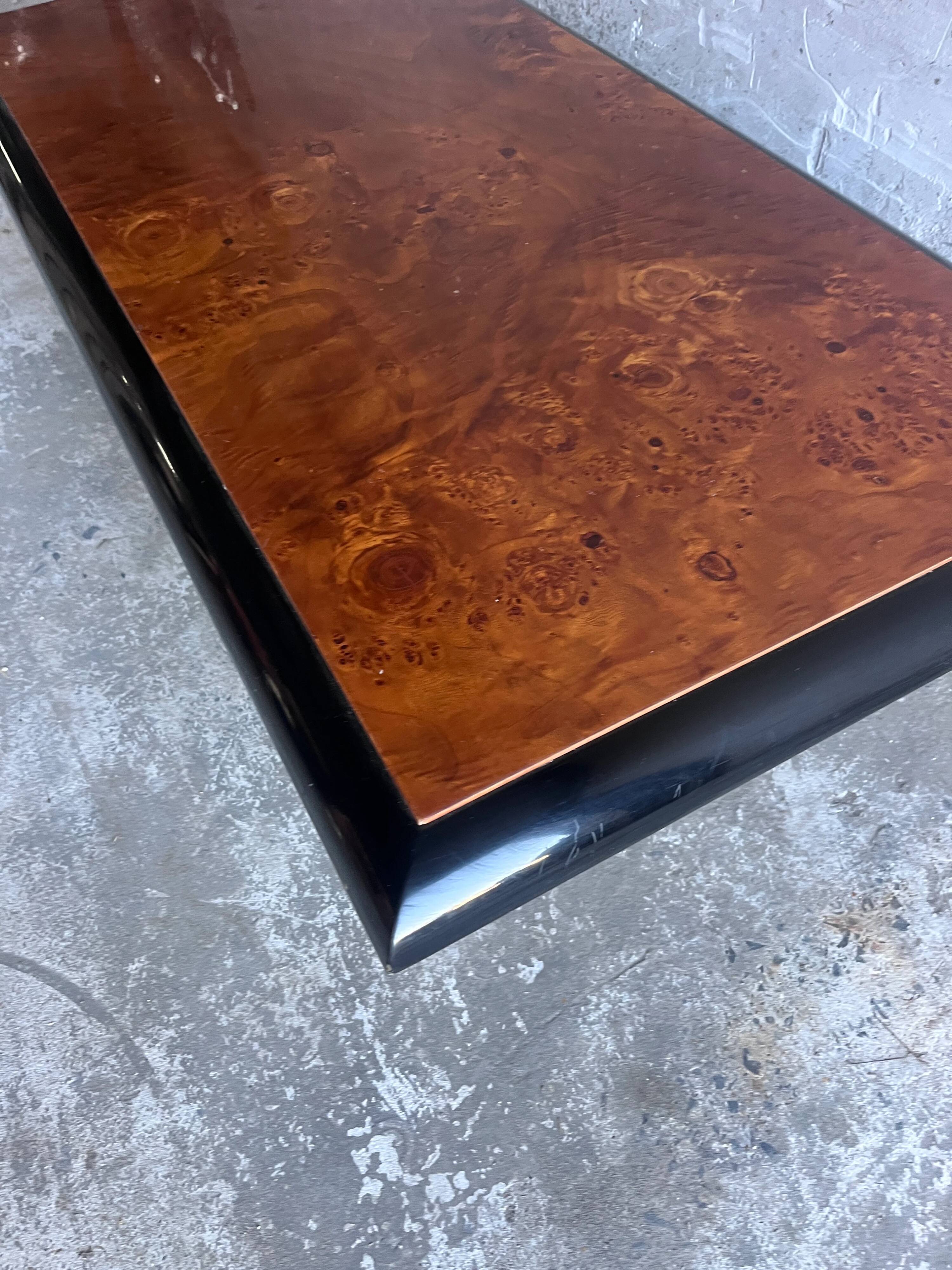 Vintage coffee table in wood burl on a black lacquered base.
