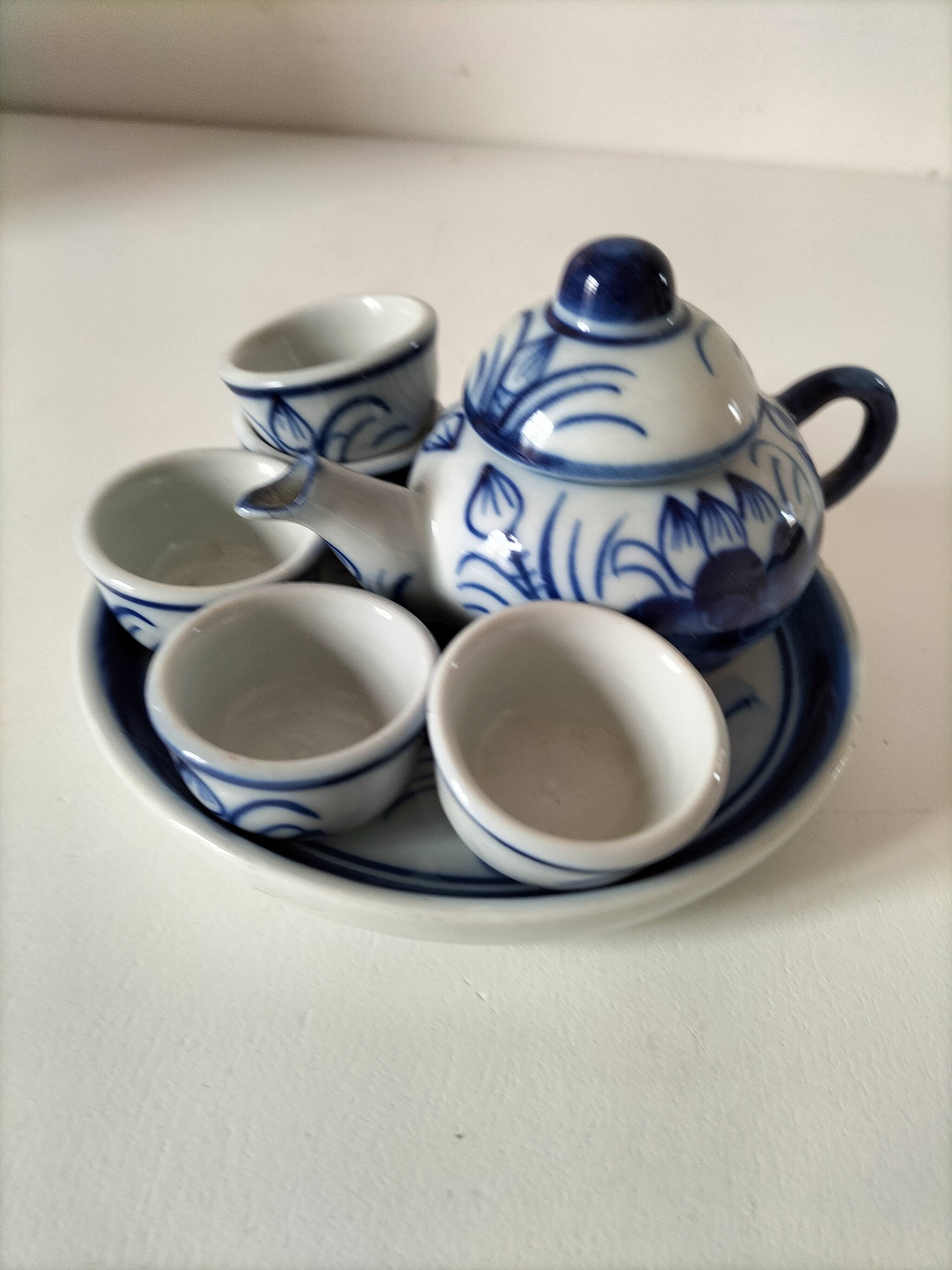 Small blue and white sake set – teapot, 5 cups and tray.