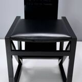 This chair from the EDO series was designed by the Japanese architect Kisho Kurokawa in the 1980s an