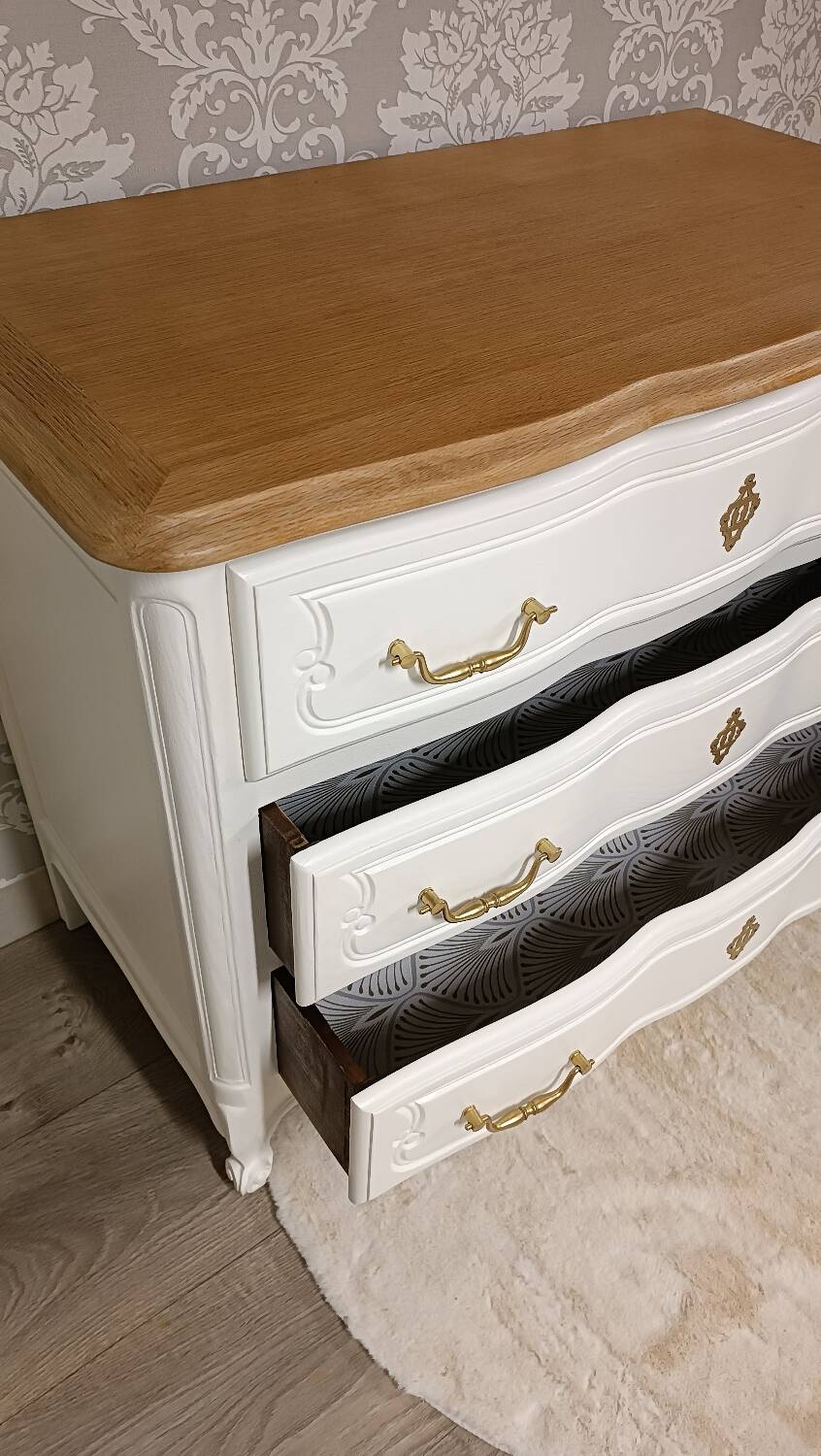 Commode arbalète de style Louis XV