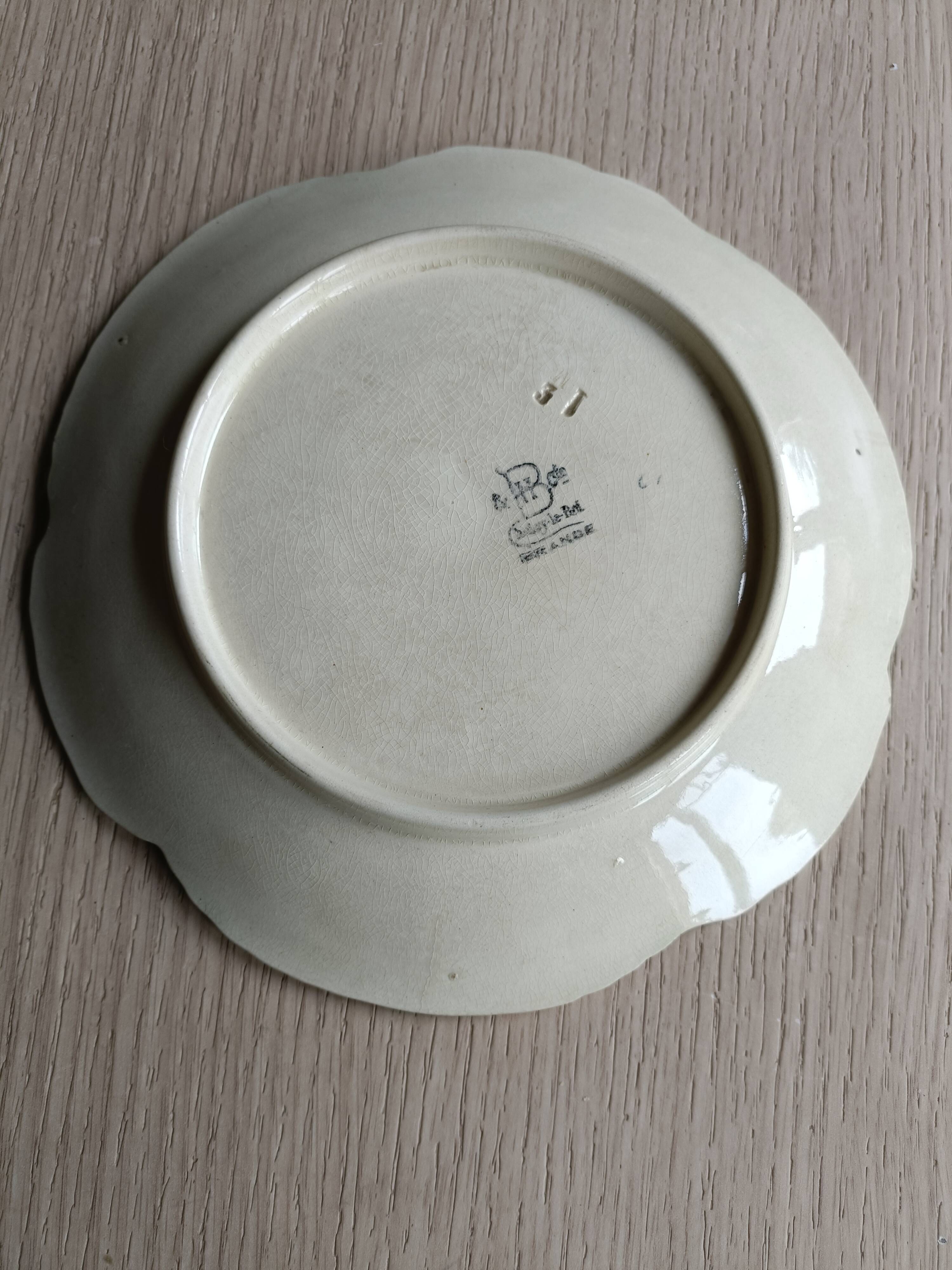 Assiette en barbotine, décor pensées, Choisy le roi