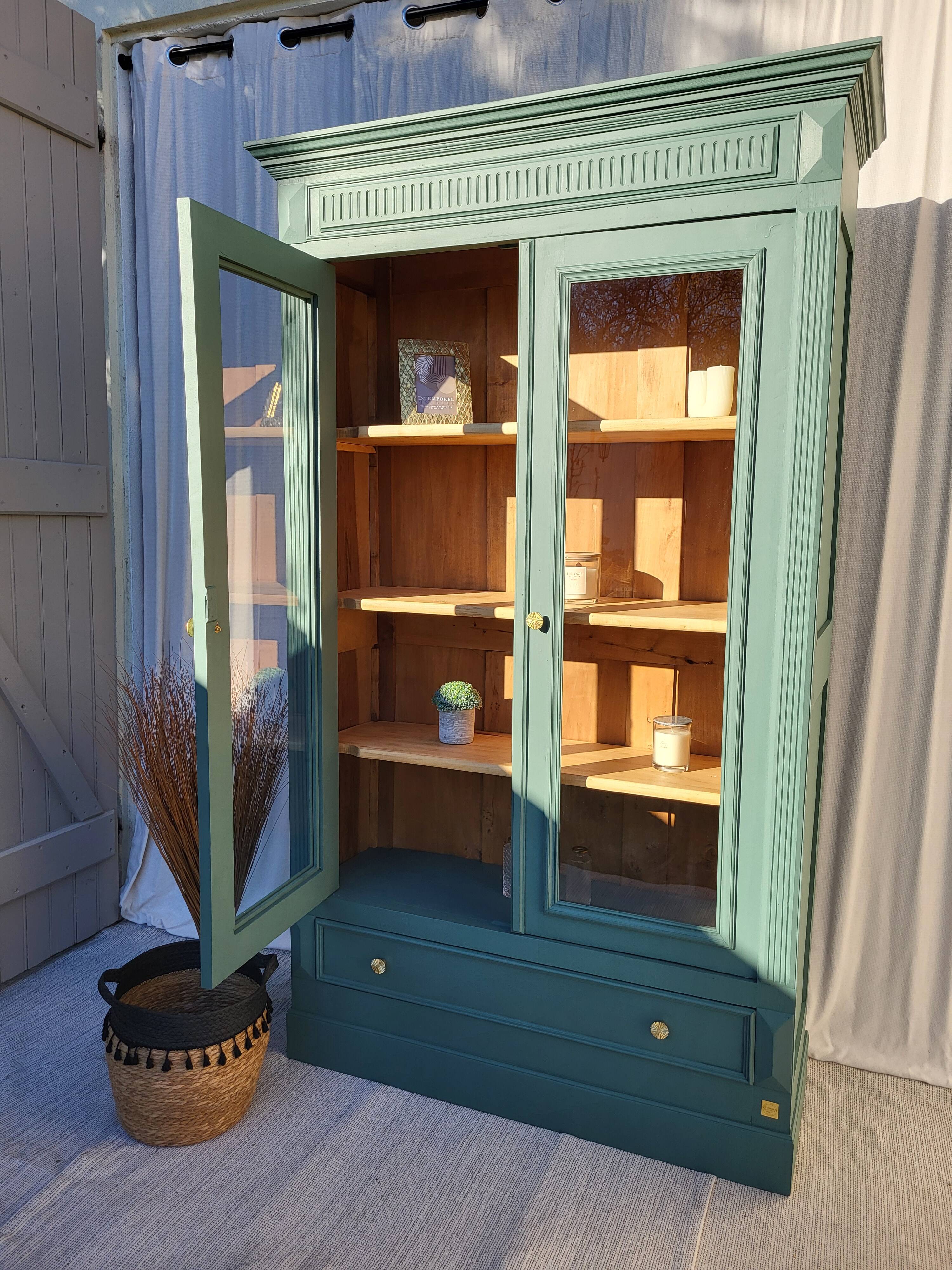 2 glass door dresser