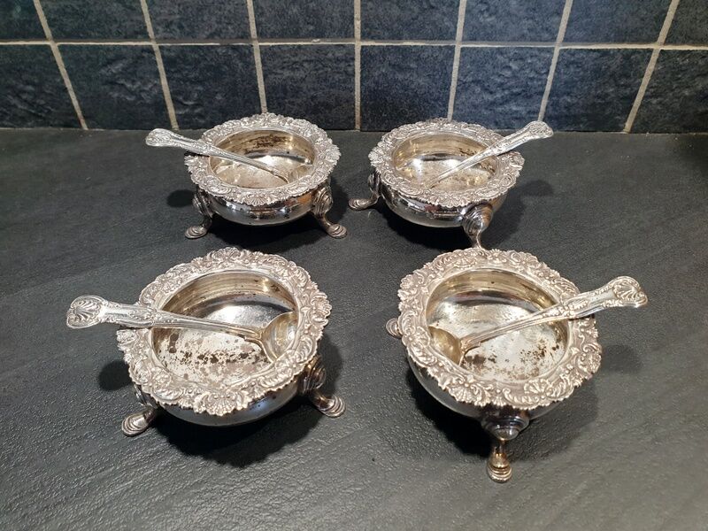 Series of 4 salt pans and their solid silver salt shovels - Shell model - England - 365g