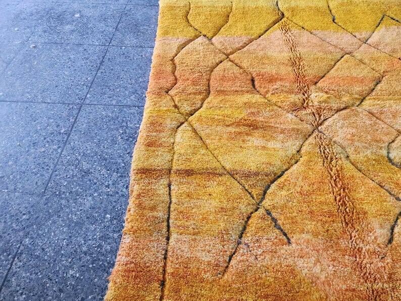 Large Moroccan Berber rug 300 × 200 cm – ochre yellow, geometric pattern