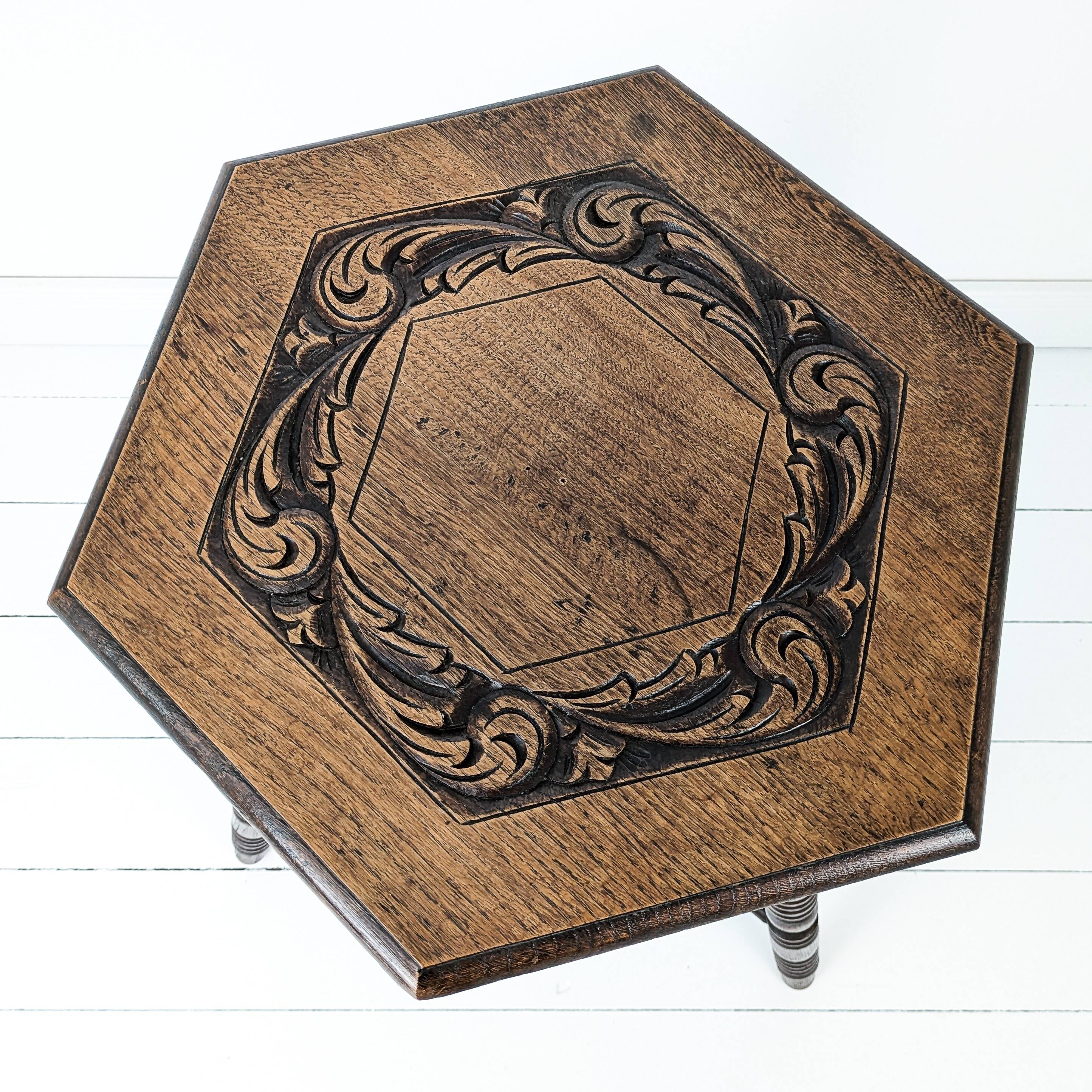 Vintage Table d'Appoint Tripode Polygone Sculpté à la main Tourné en bois massif Travail manuel Grün