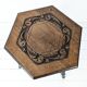 Vintage Table d'Appoint Tripode Polygone Sculpté à la main Tourné en bois massif Travail manuel Grün