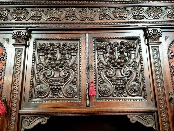 Buffet Renaissance de château en noyer massif vers 1850