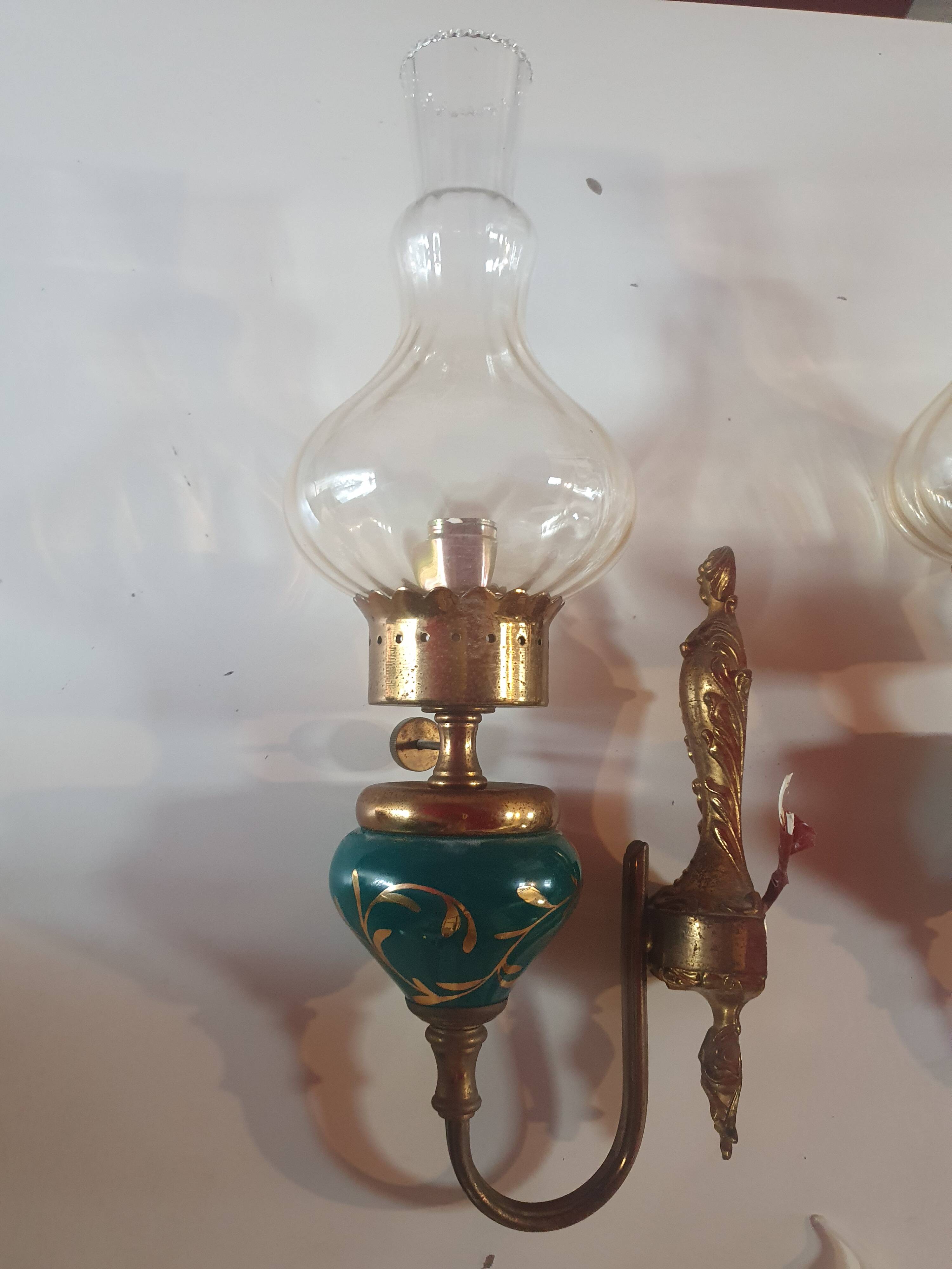 Paire d'appliques lumnaire vintage en metal doré, ceramique verte et globe en verre
