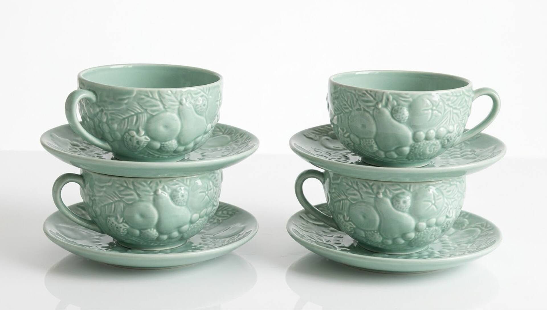 Set of 4 soup / consommé cups and saucers in ceramic.