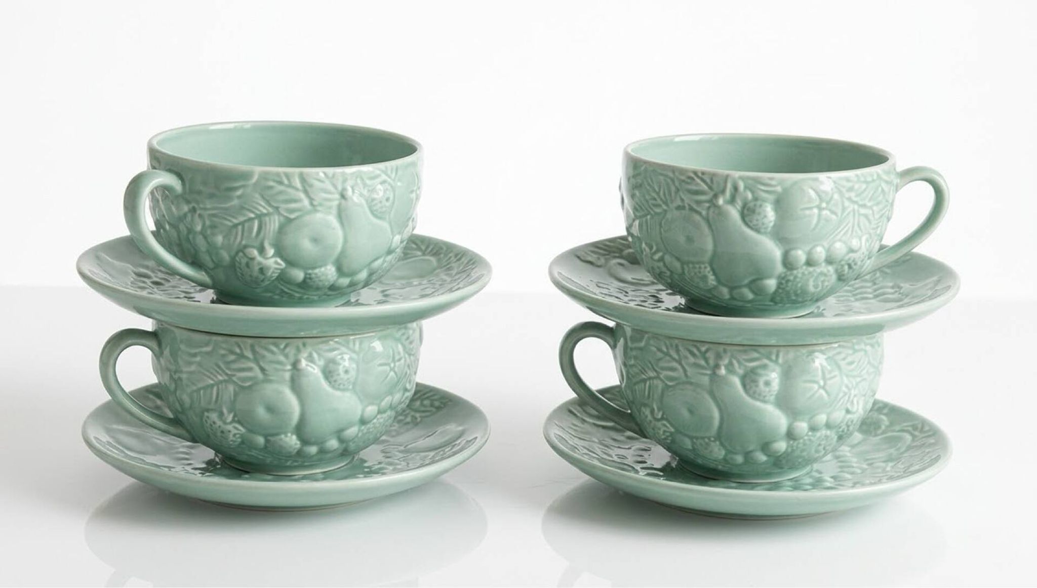 Set of 4 soup / consommé cups and saucers in ceramic.