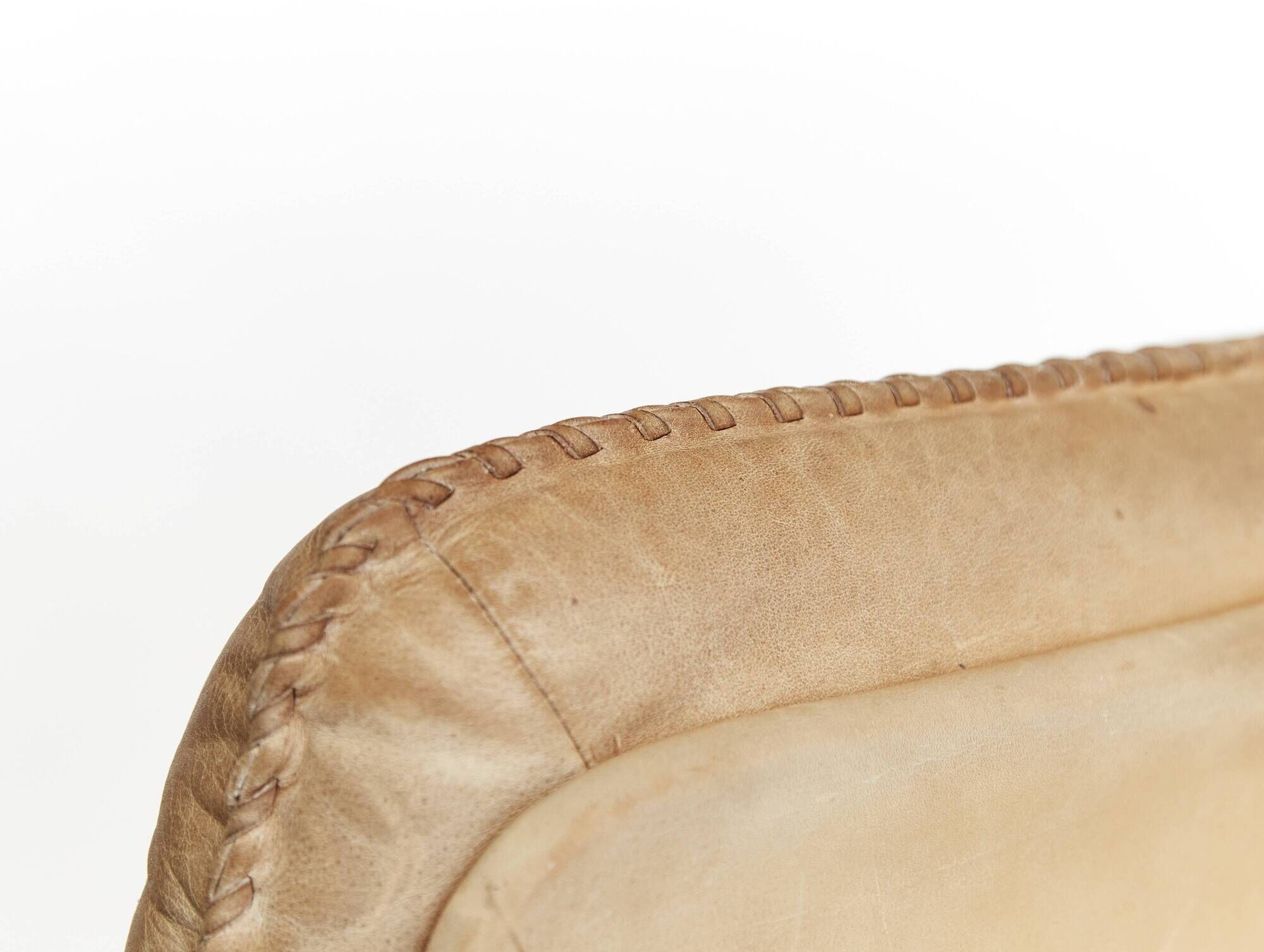 Fauteuil pivotant à dossier haut en teck et cuir Berg Furniture