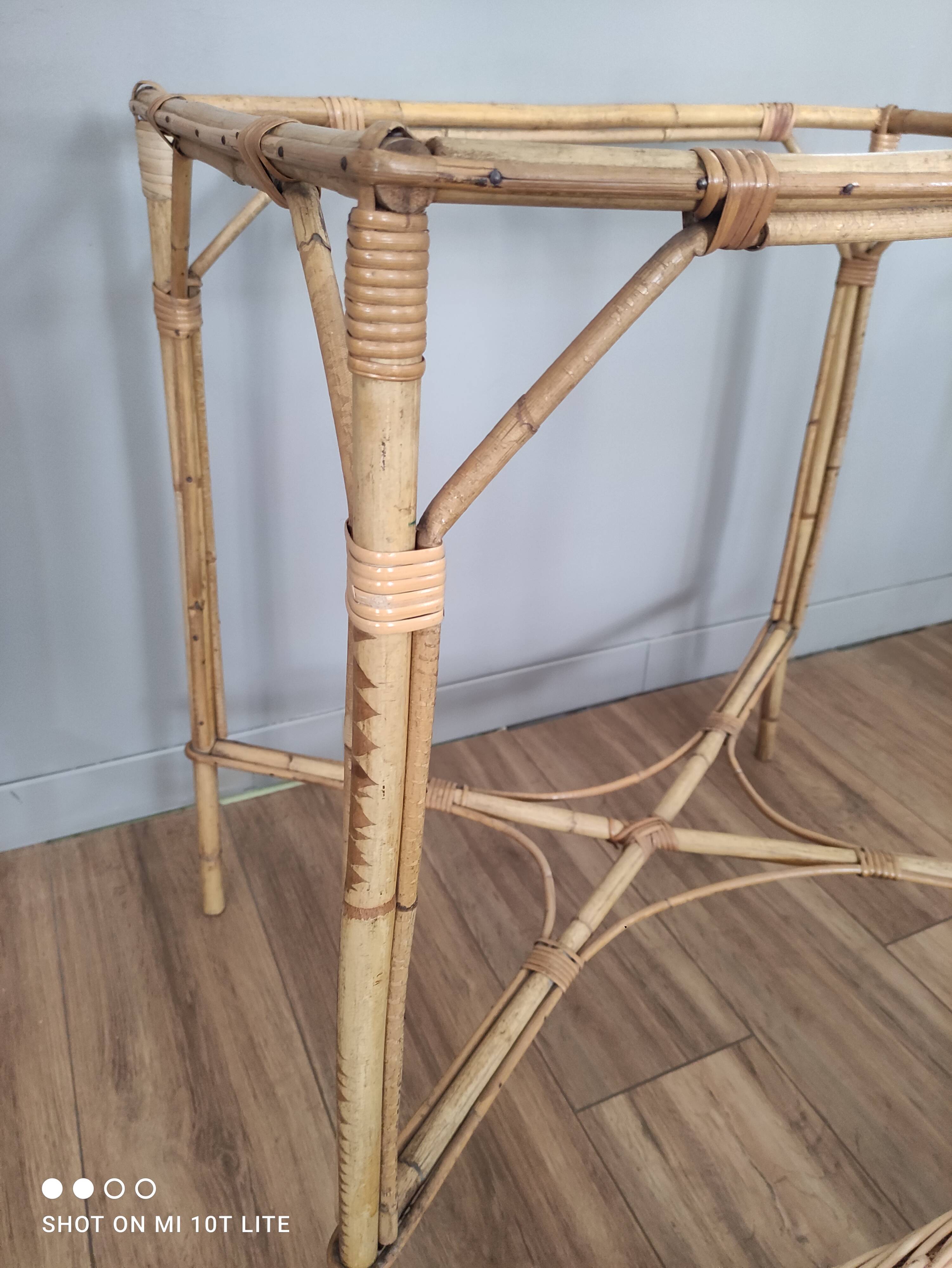 Panière à linge vintage en rotin sur piètement