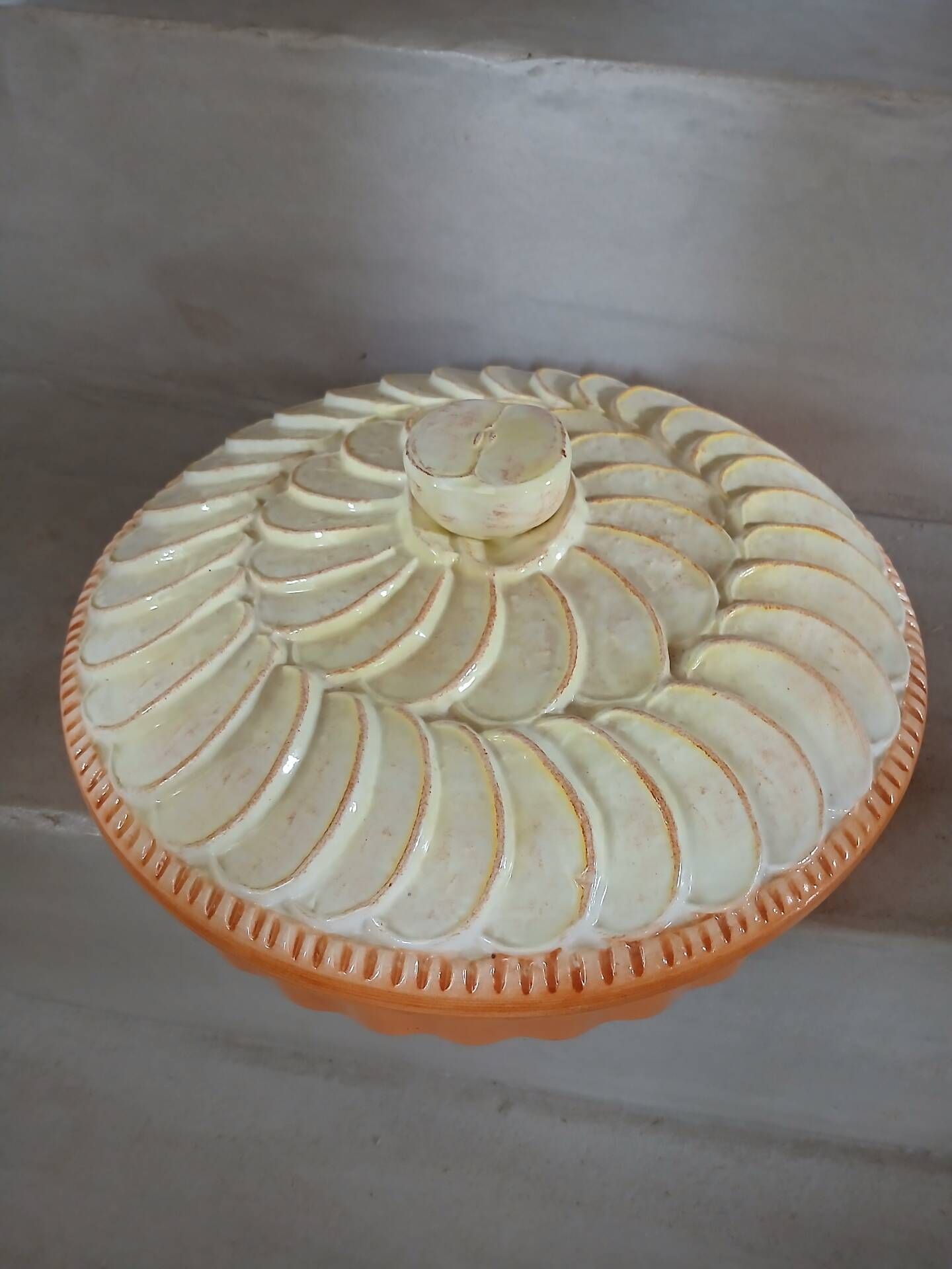 Vintage pie dish in majolica