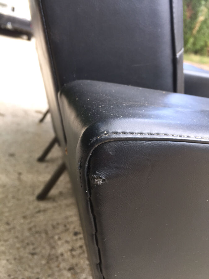 Paire de fauteuils skaï noir, 1960