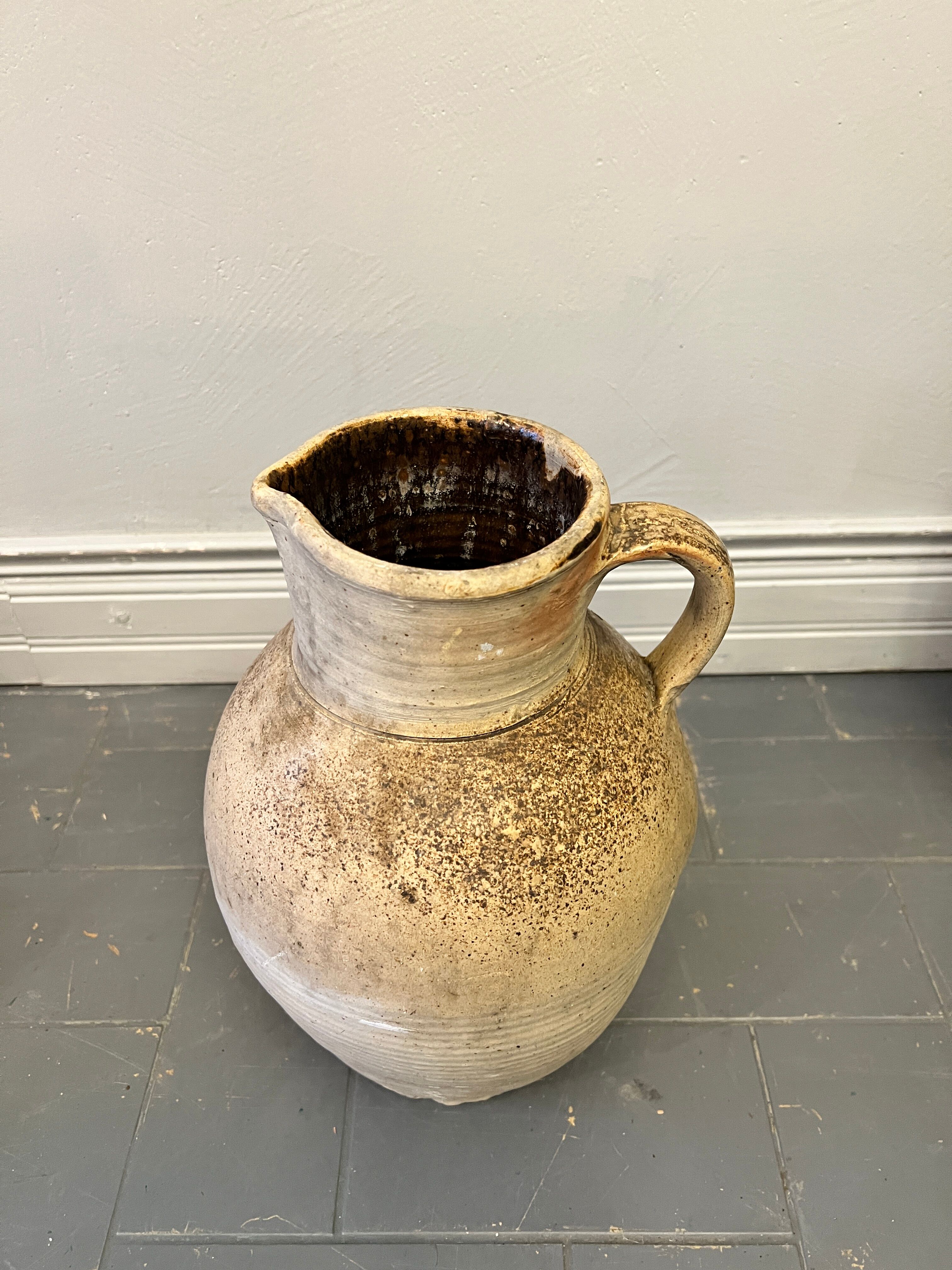 BHV - Old sandstone pitcher