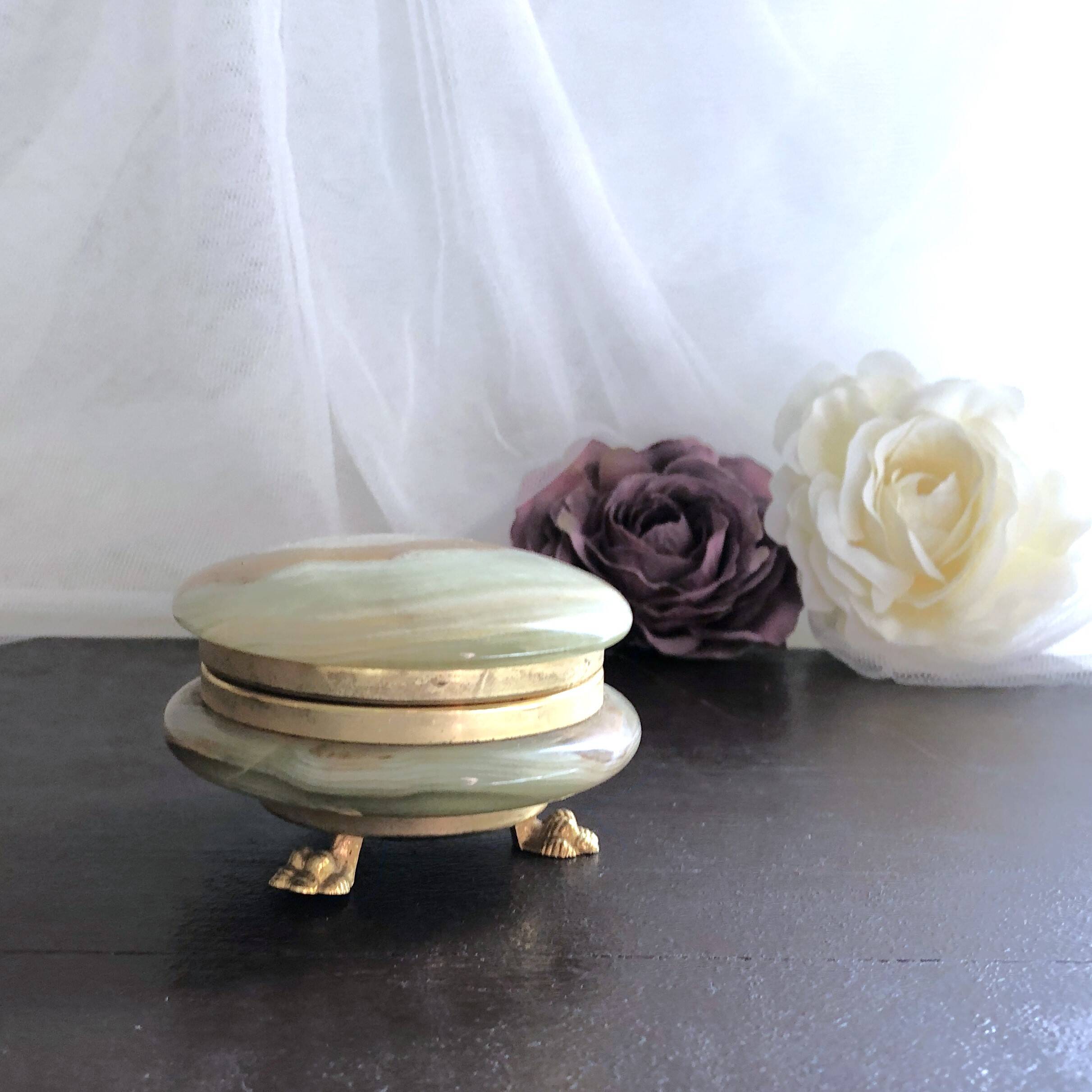 Small round box in green marbled onyx tripod lion paws brass