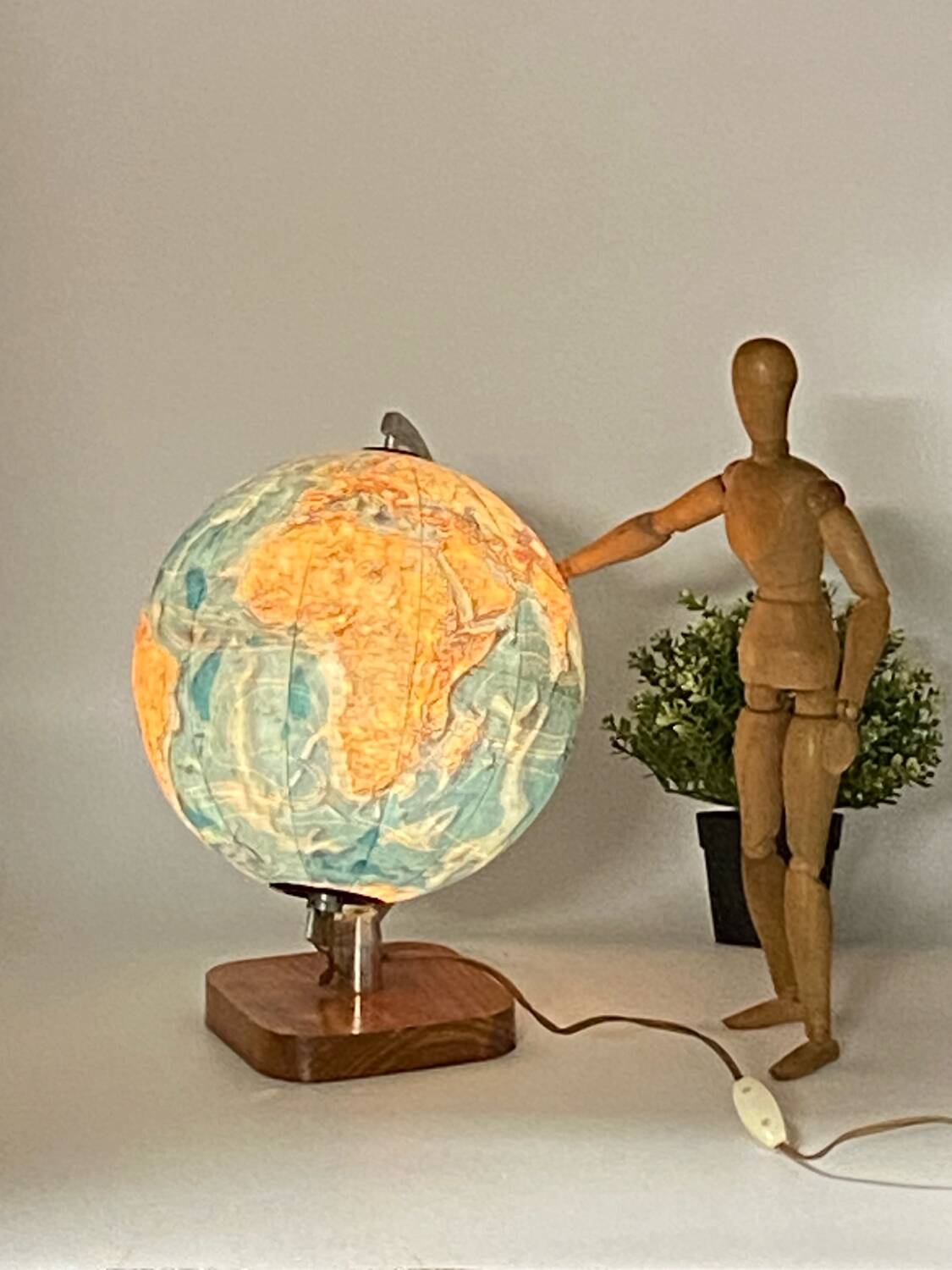 Vintage illuminated terrestrial globe / Taride / 1979