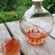 Carafe en verre rose