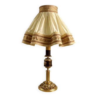 Empire style table lamp with lion heads – gilded bronze and pleated shade
