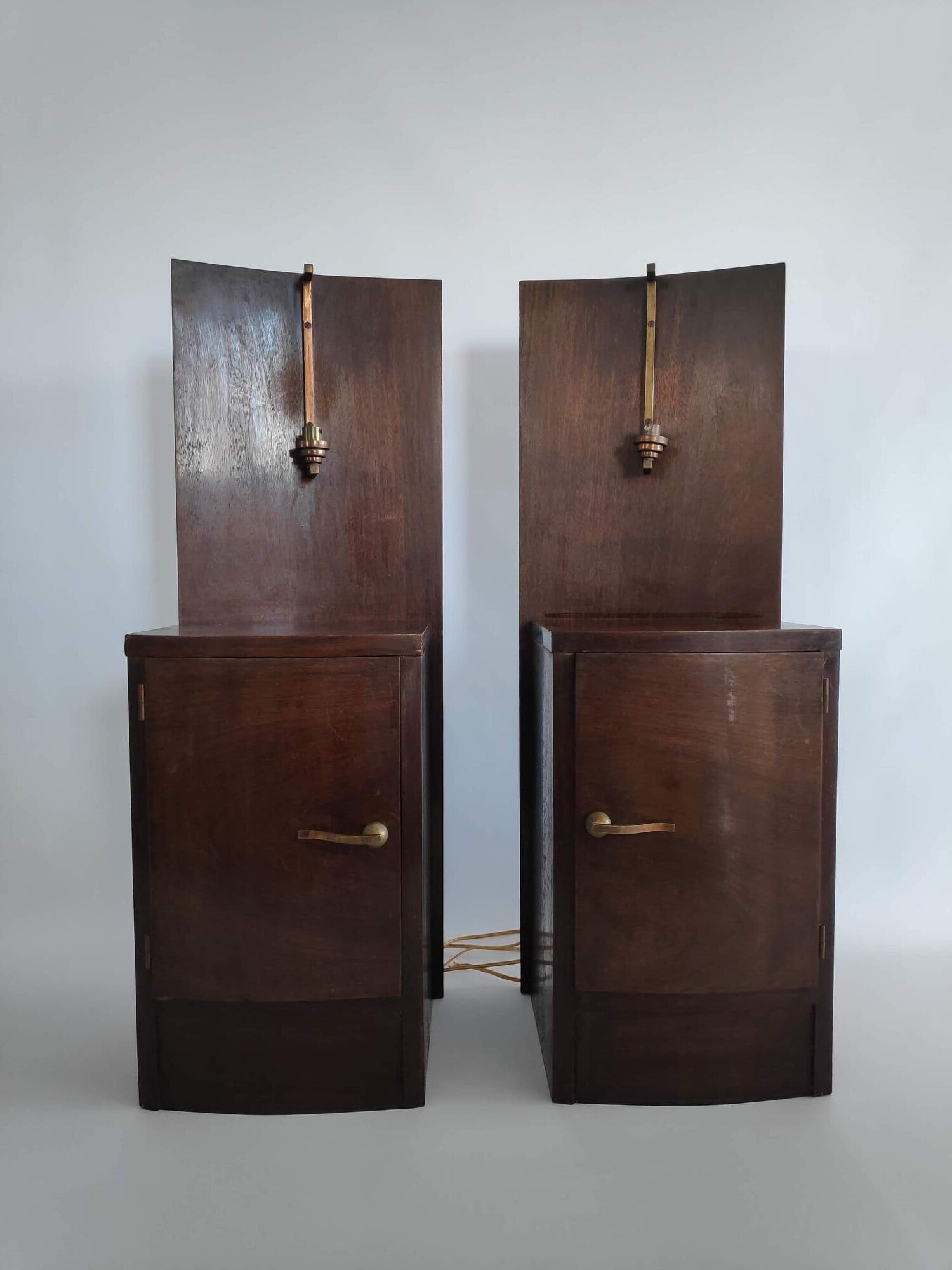 Paire de tables de chevets Art Déco éclairées en bois et laiton