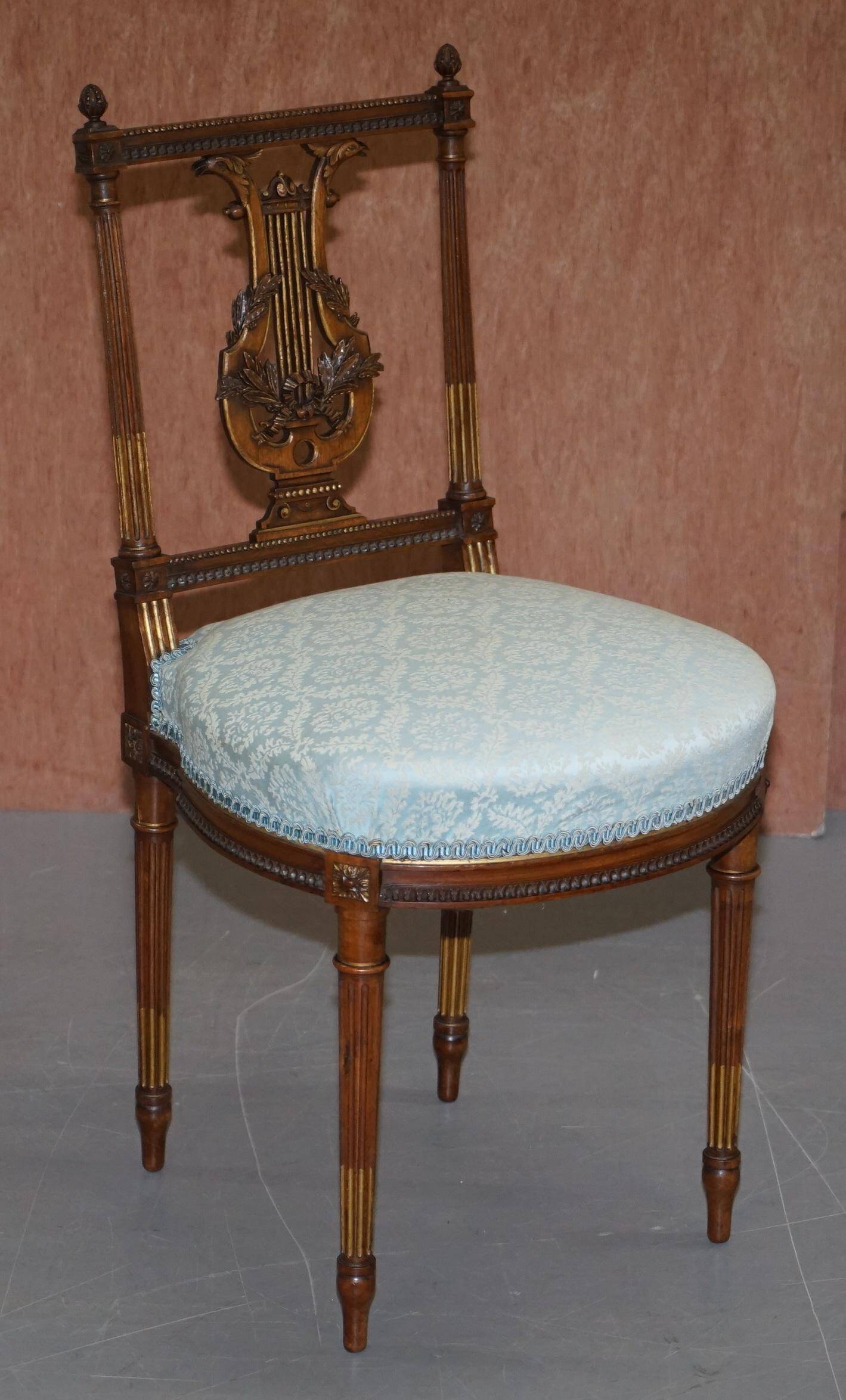 Paire de Chaises d'Appoint Sculptées en Bois Doré