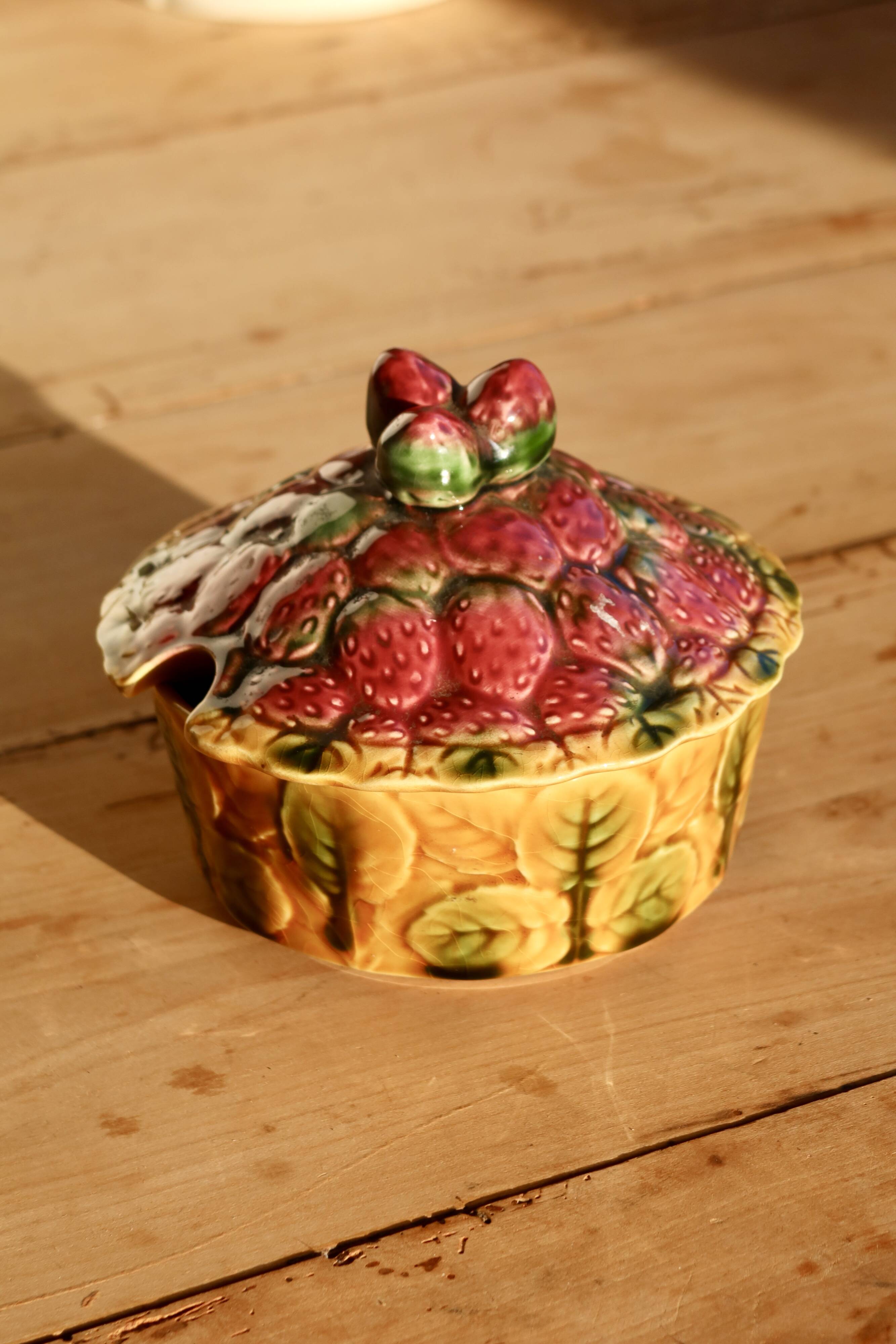 Antique sugar bowl in barbotine from Sarreguemines – Strawberry decoration