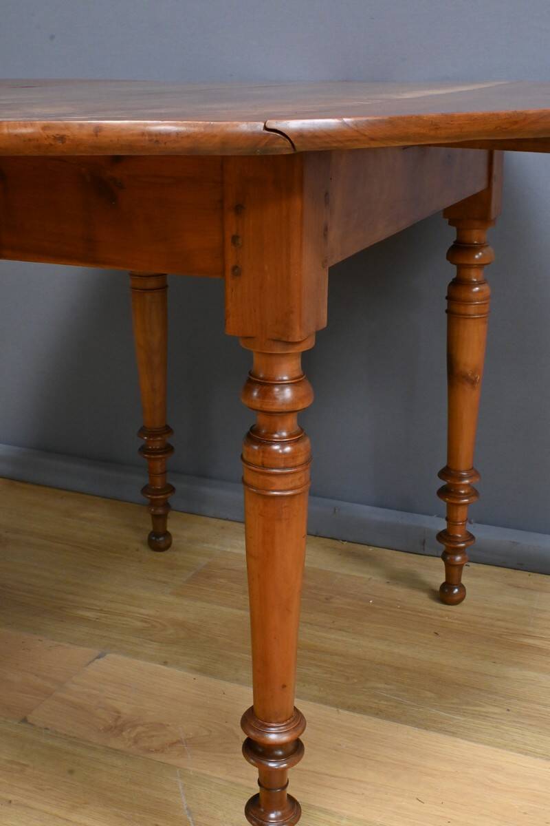 Table for 4 to 10 people with cherry wood extensions, Louis Philippe style – Late 11th century