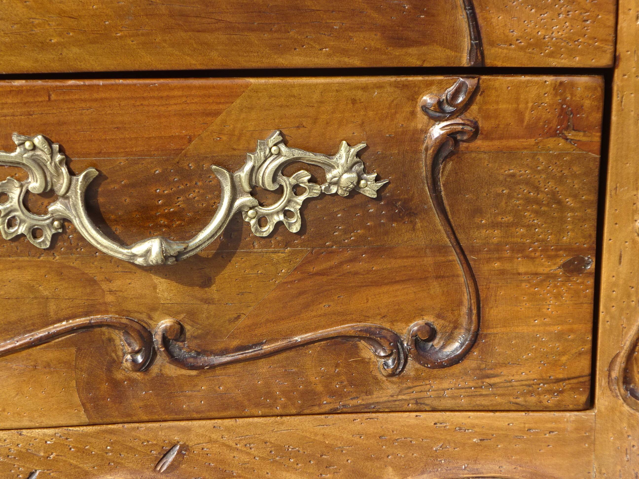 Coffin-style chest of drawers in walnut