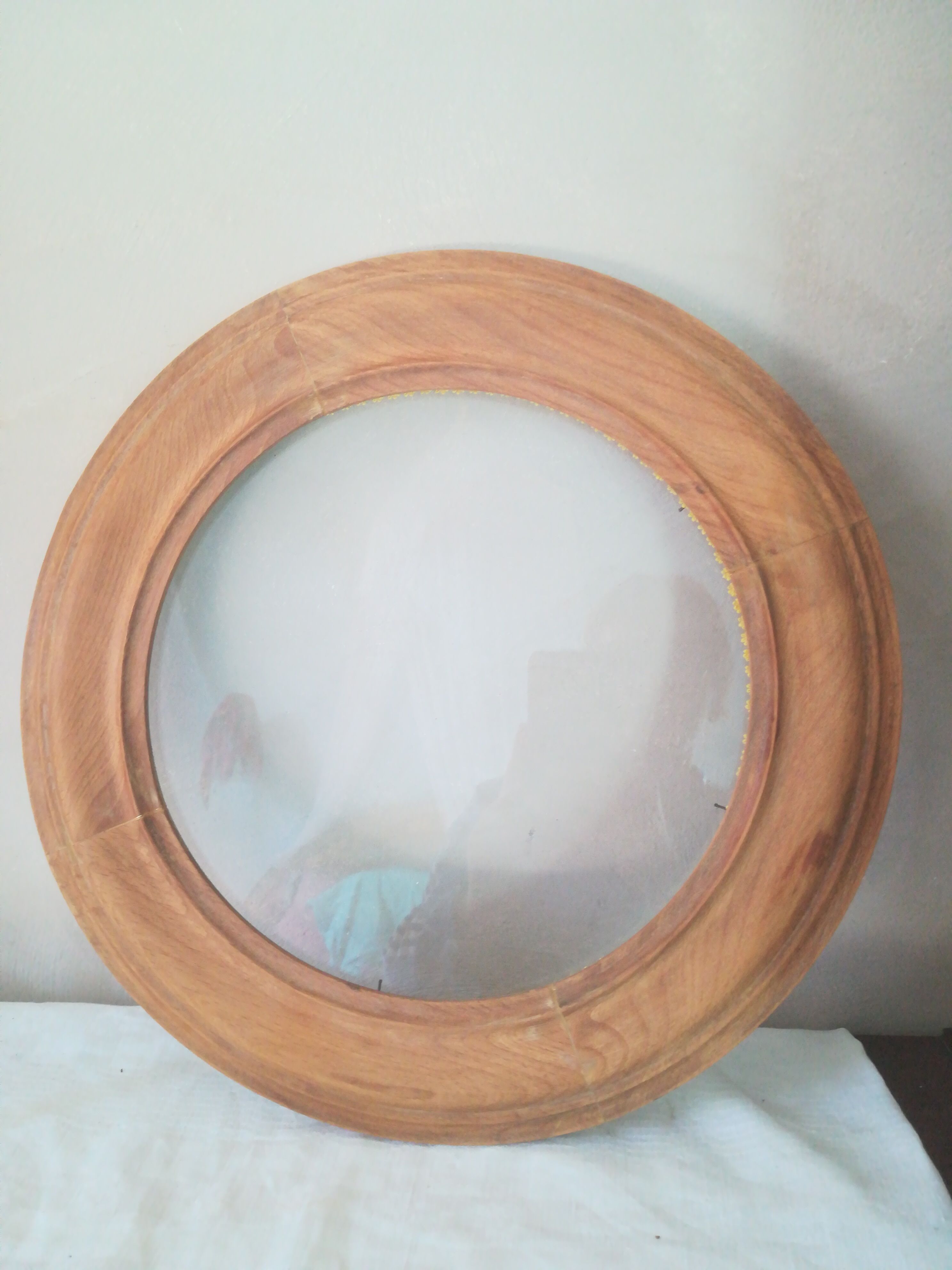 Round frame with coaster
