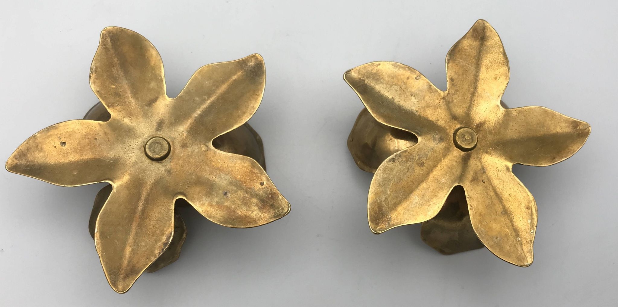 Pair of brass candle holders, duo of flowers vintage, 1970s