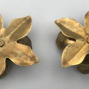 Pair of brass candle holders, duo of flowers vintage, 1970s