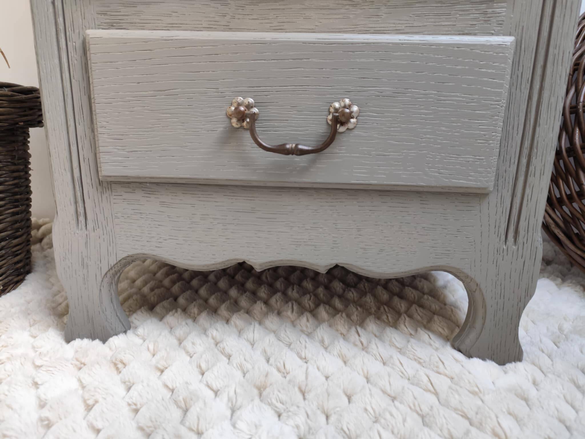 Oak chest of drawers